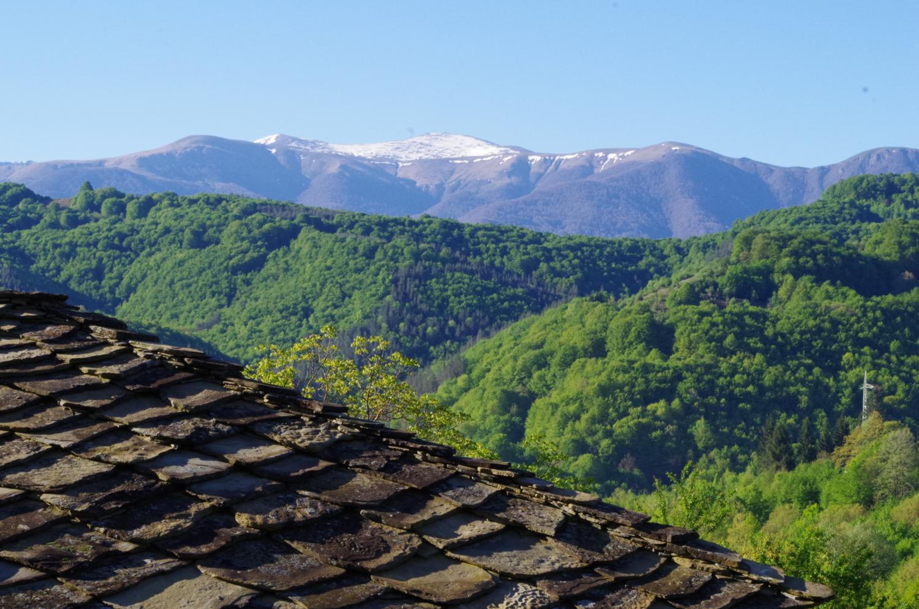 Authentic House with Stunning Mountain View - Karashka