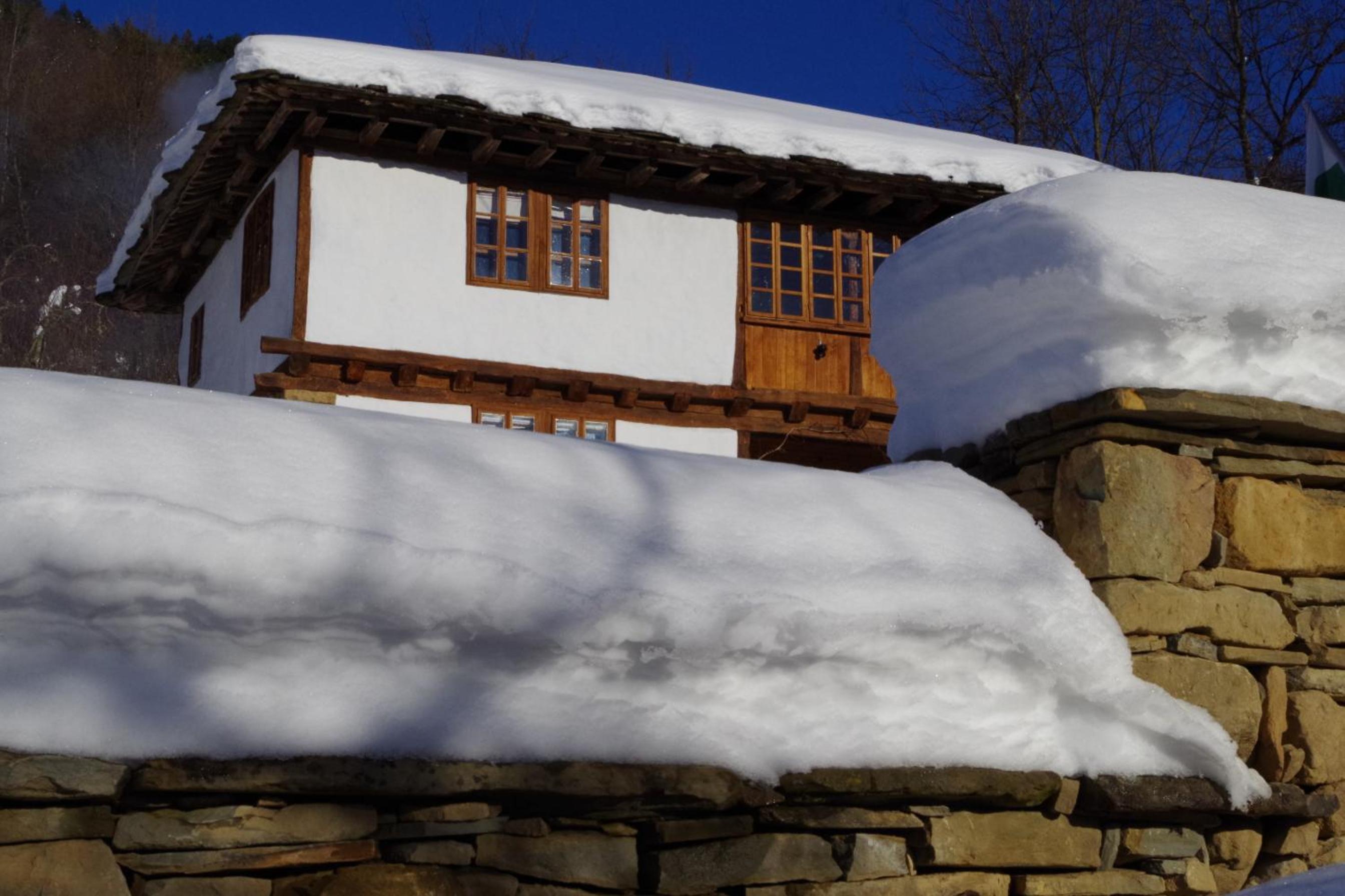 Authentic House with Stunning Mountain View - Karashka
