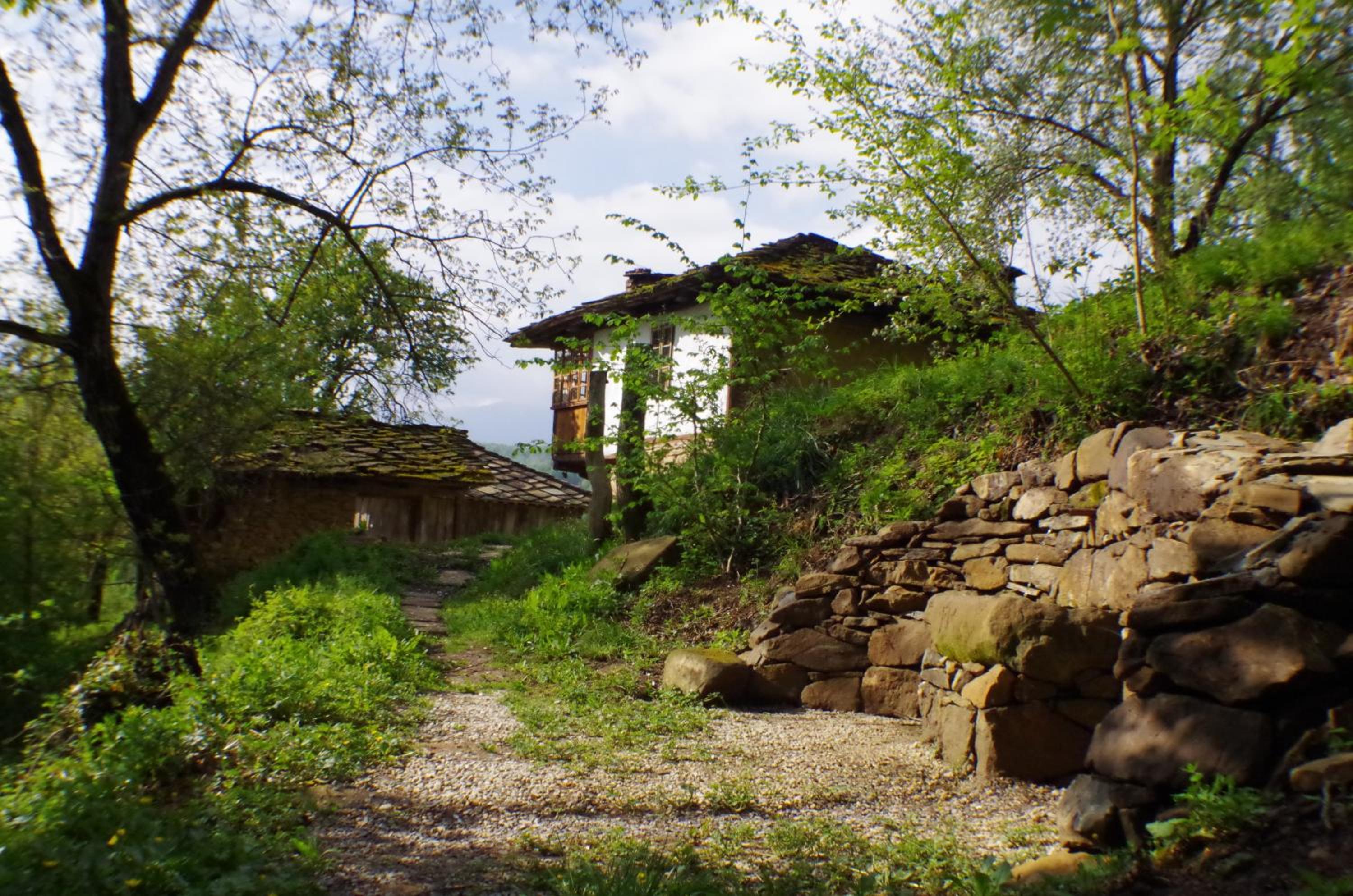 Authentic House with Stunning Mountain View - Karashka