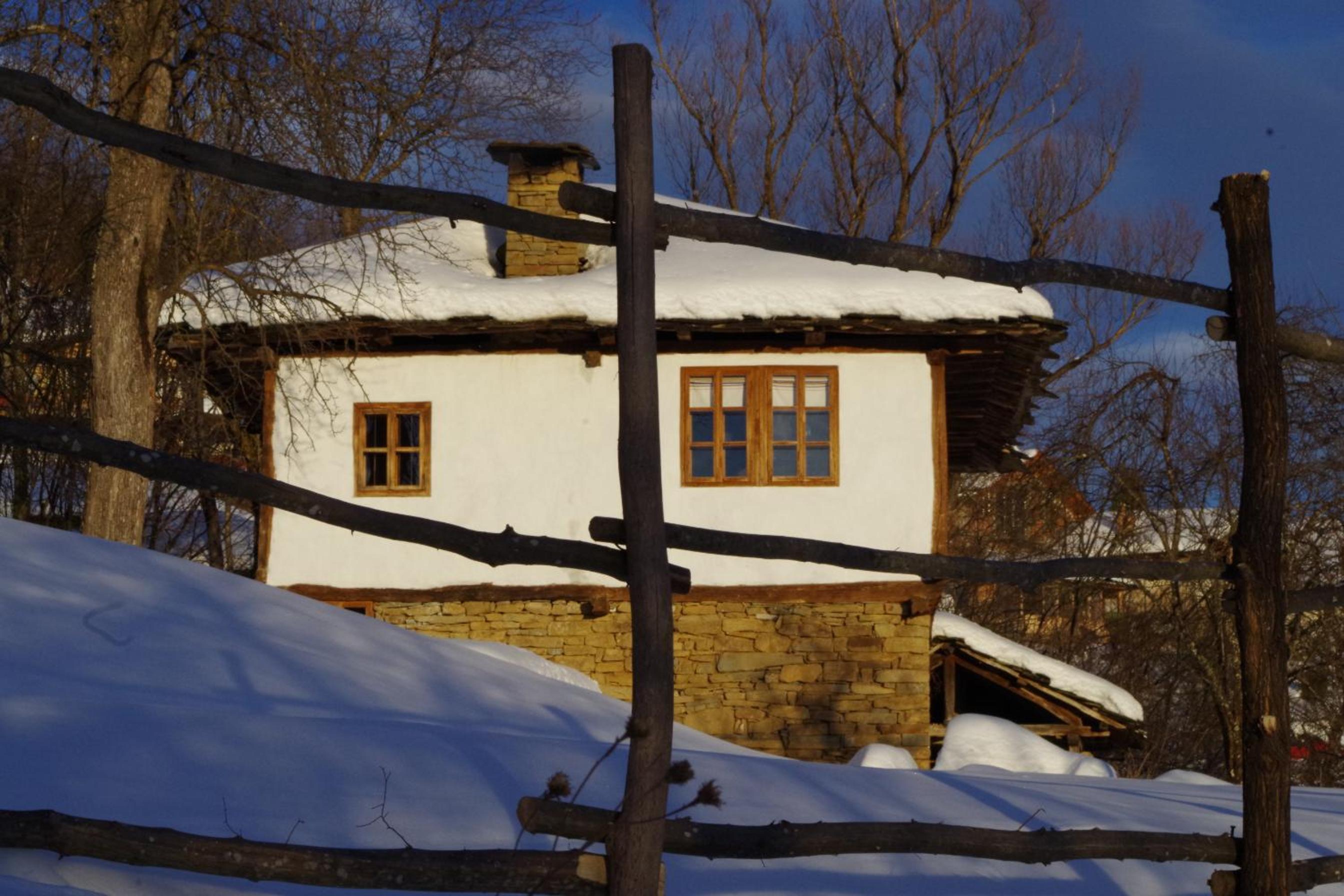 Authentic House with Stunning Mountain View - Karashka