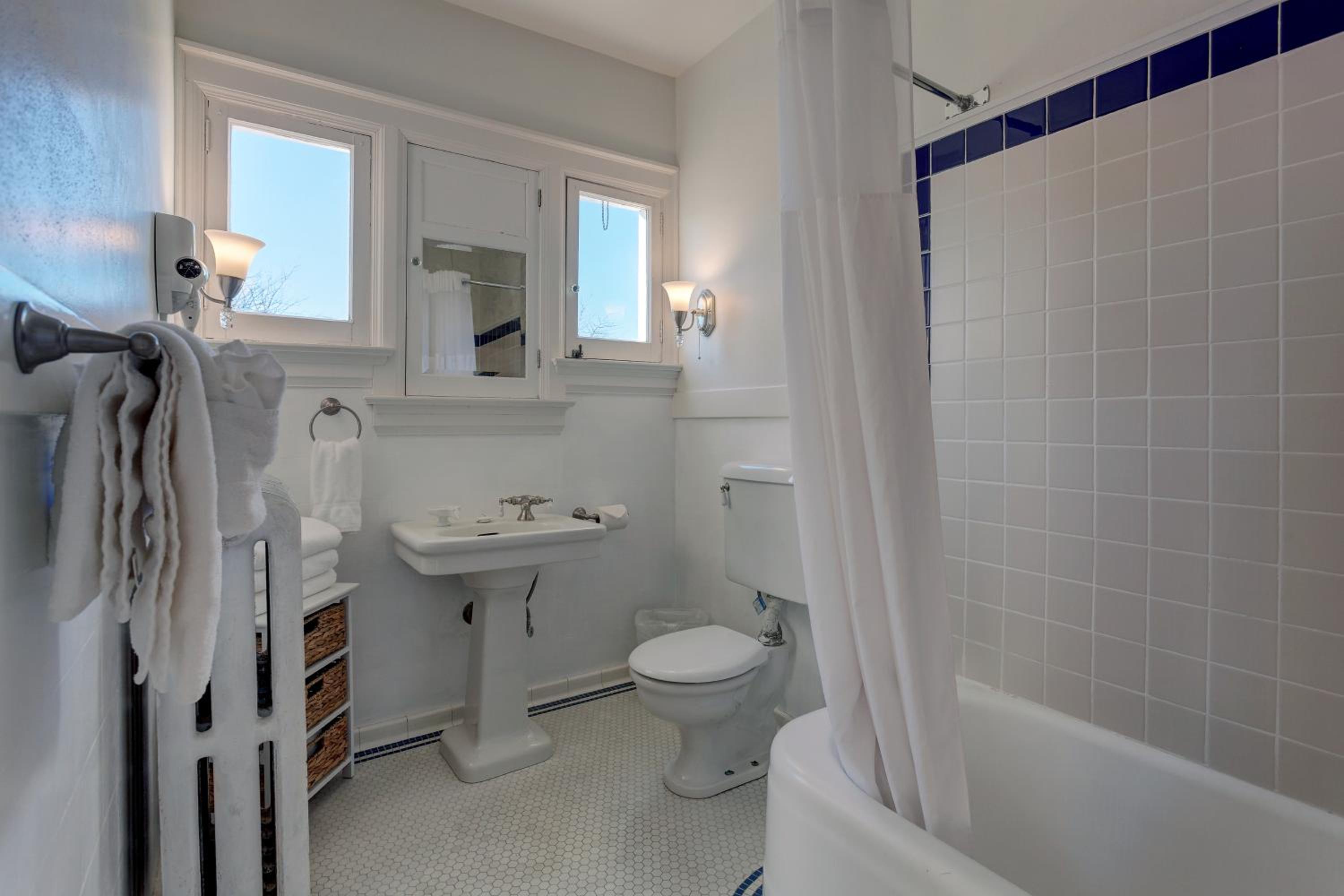 Nantucket Inn - Anacortes