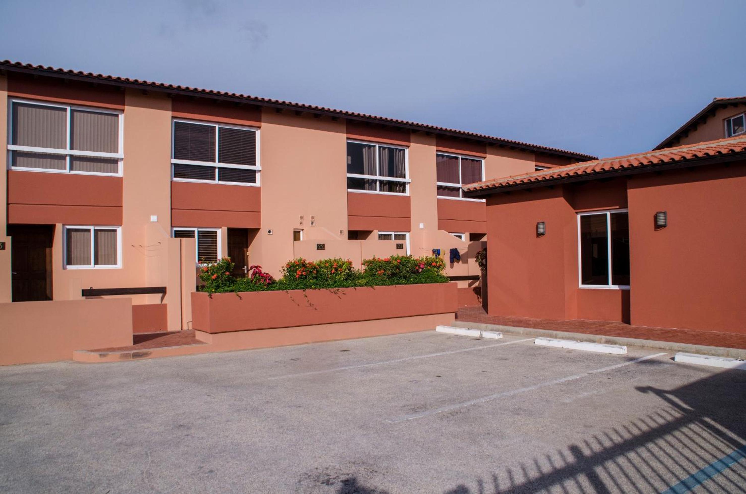 Family-Flexication-Friendly Villa, few steps from Eagle Beach