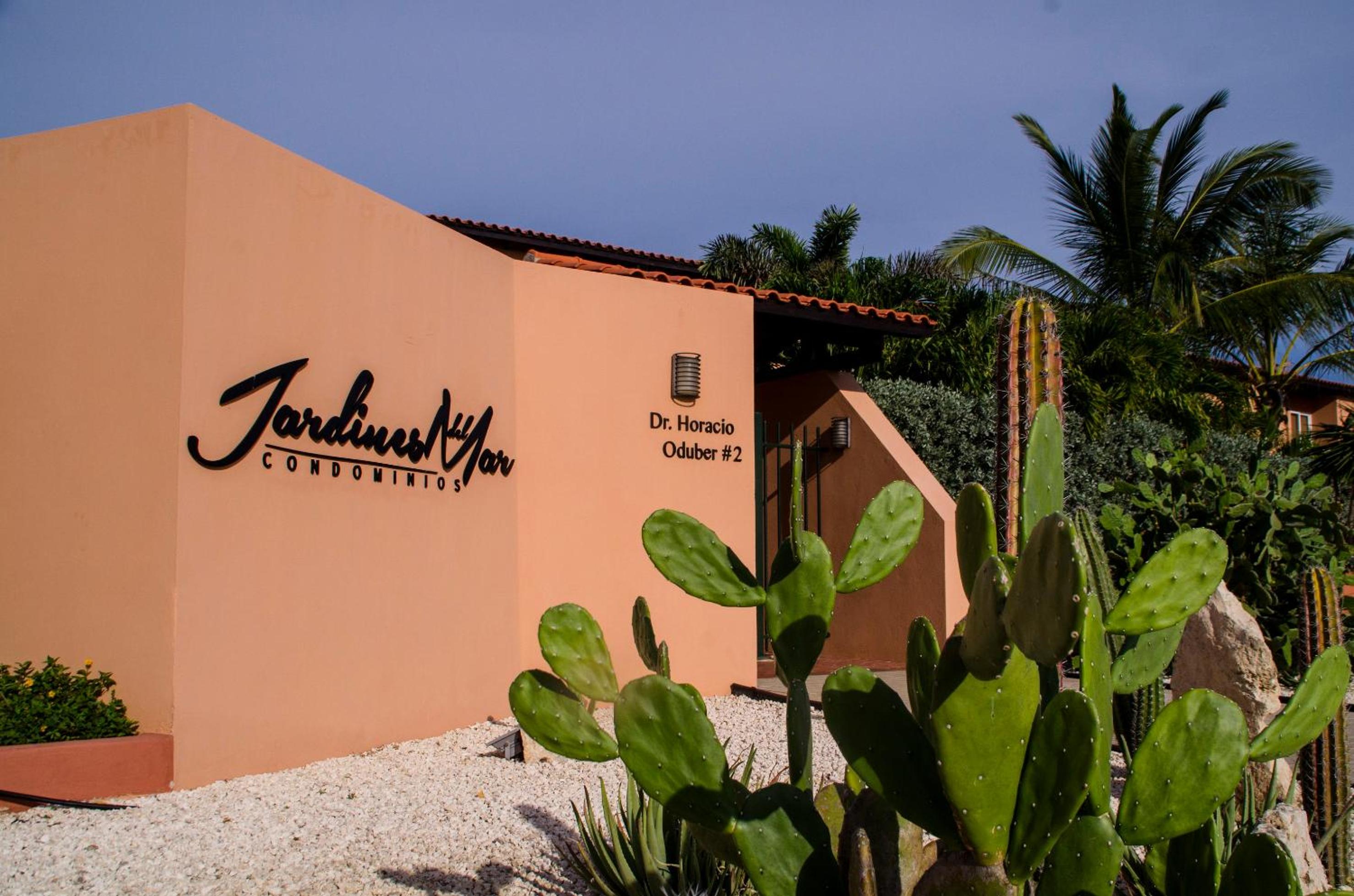 Family-Flexication-Friendly Villa, few steps from Eagle Beach
