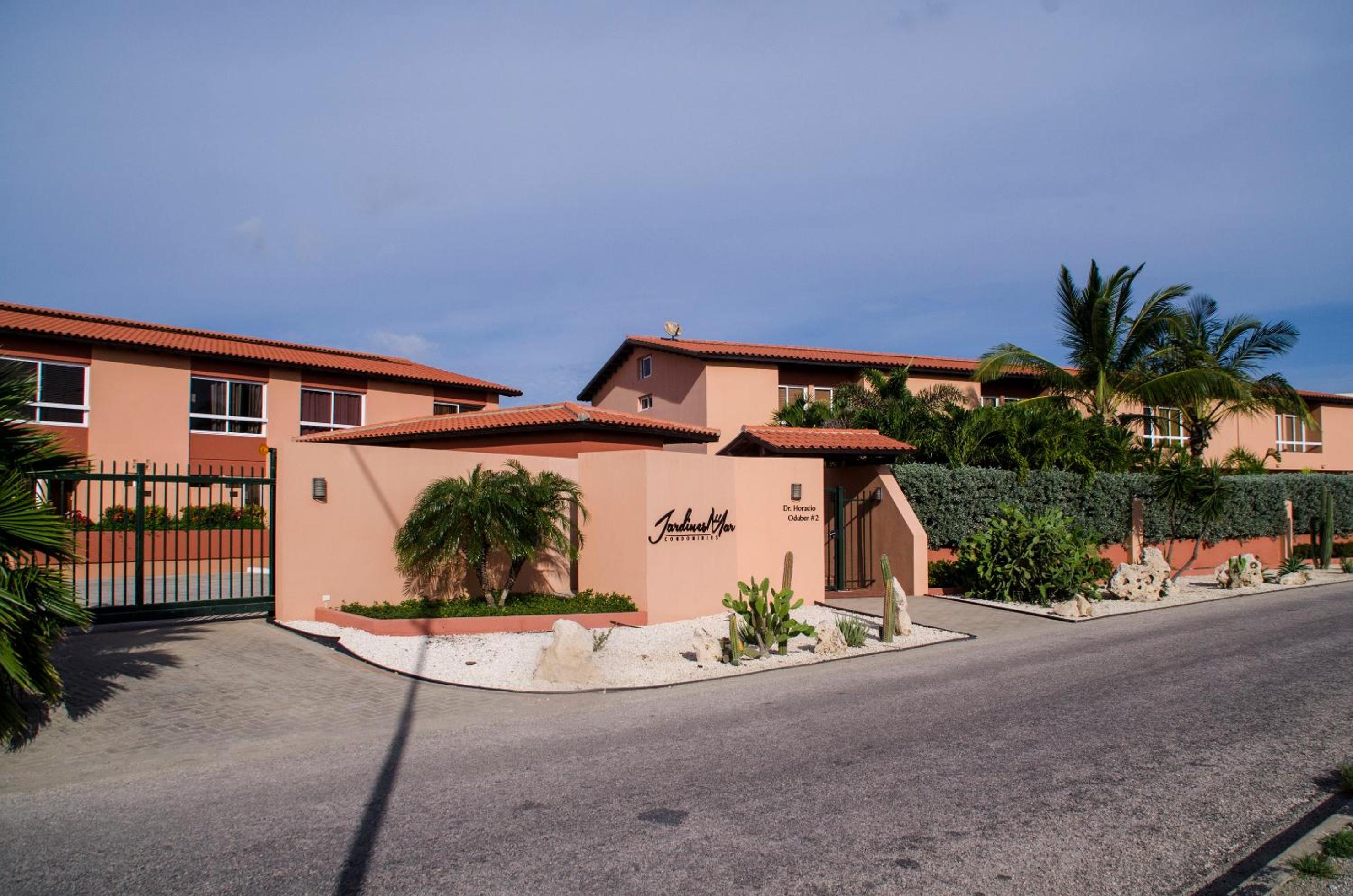 Family-Flexication-Friendly Villa, few steps from Eagle Beach