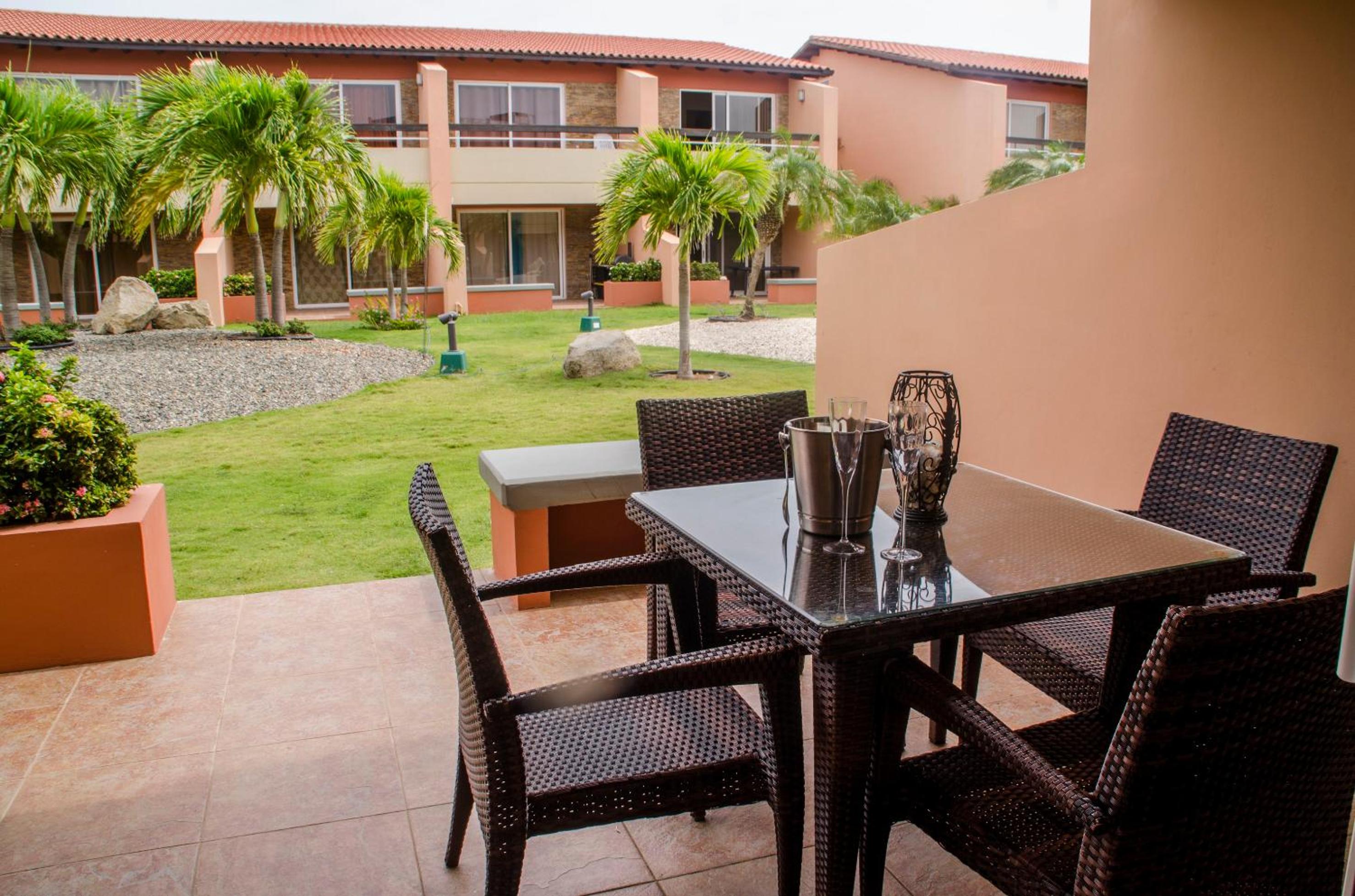Family-Flexication-Friendly Villa, few steps from Eagle Beach
