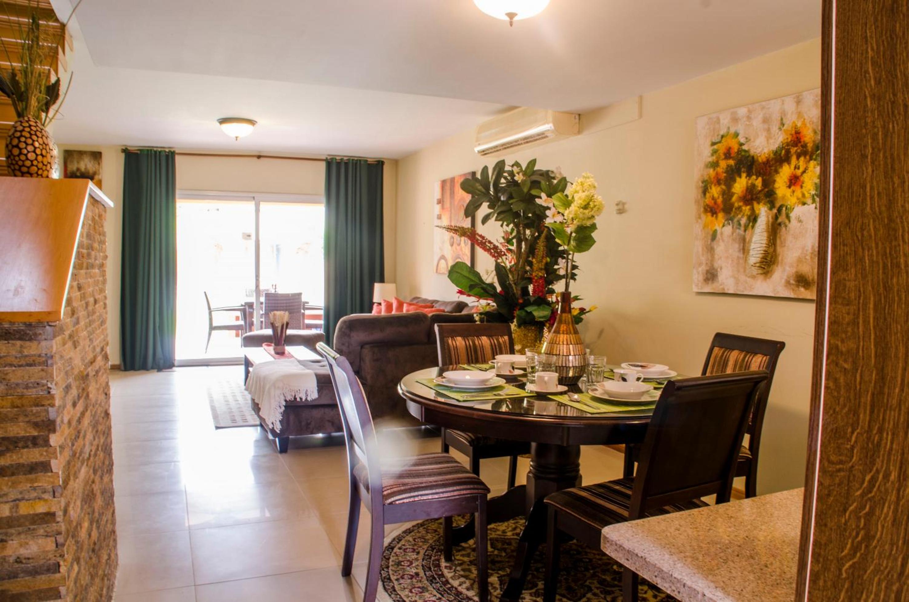 Family-Flexication-Friendly Villa, few steps from Eagle Beach