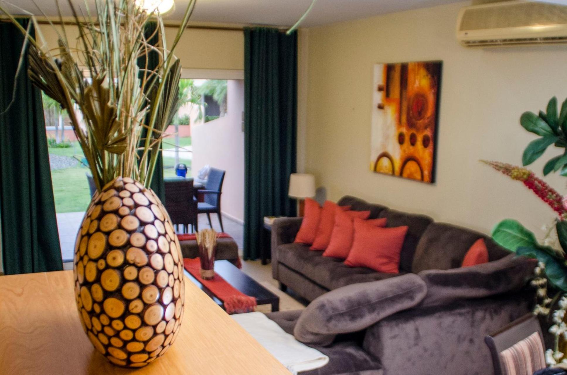 Family-Flexication-Friendly Villa, few steps from Eagle Beach