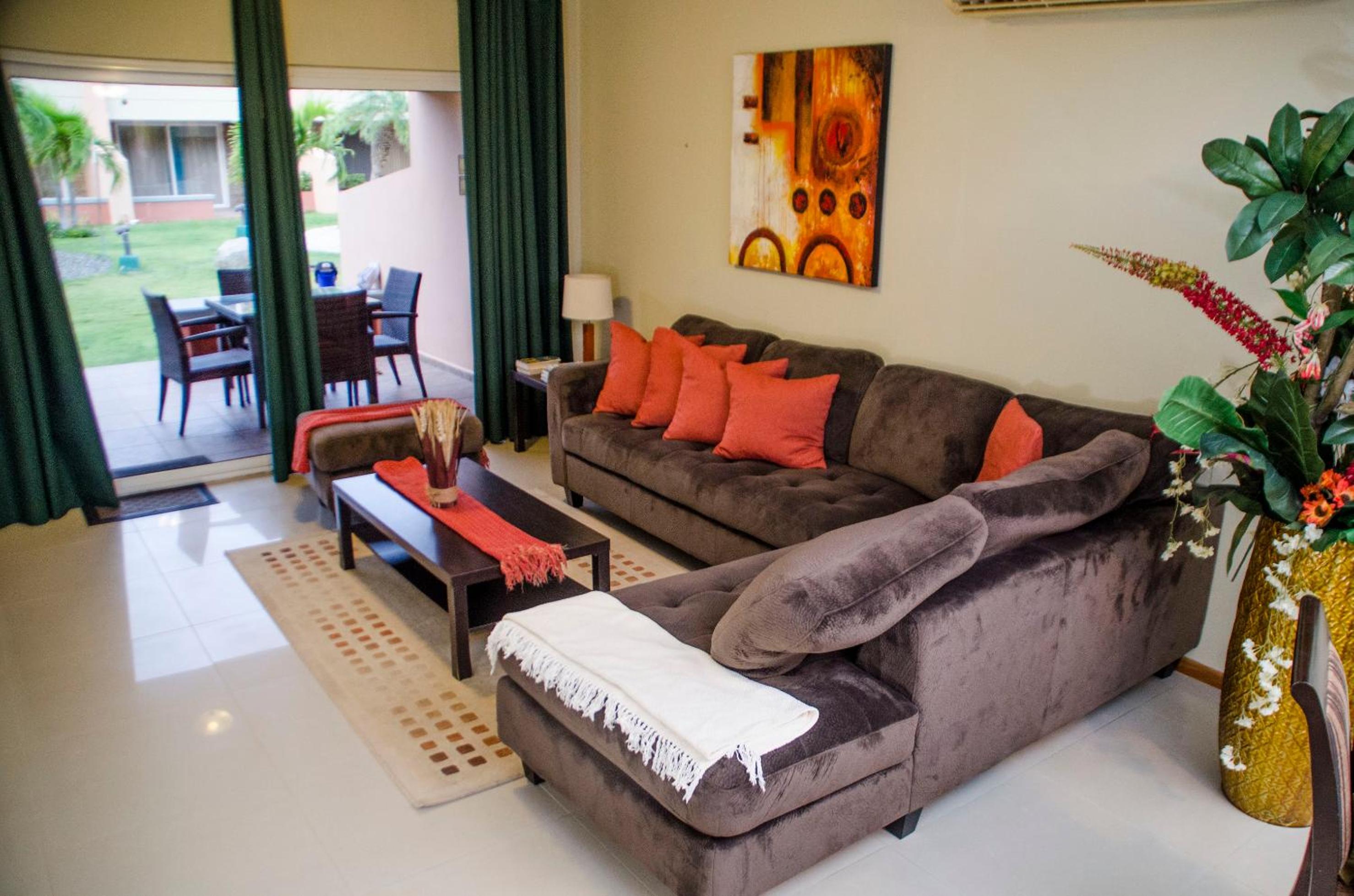 Family-Flexication-Friendly Villa, few steps from Eagle Beach