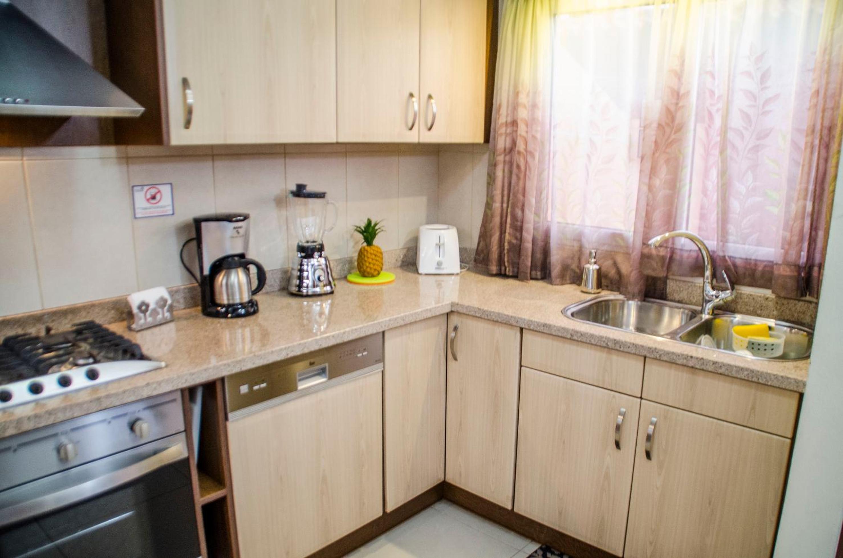 Family-Flexication-Friendly Villa, few steps from Eagle Beach