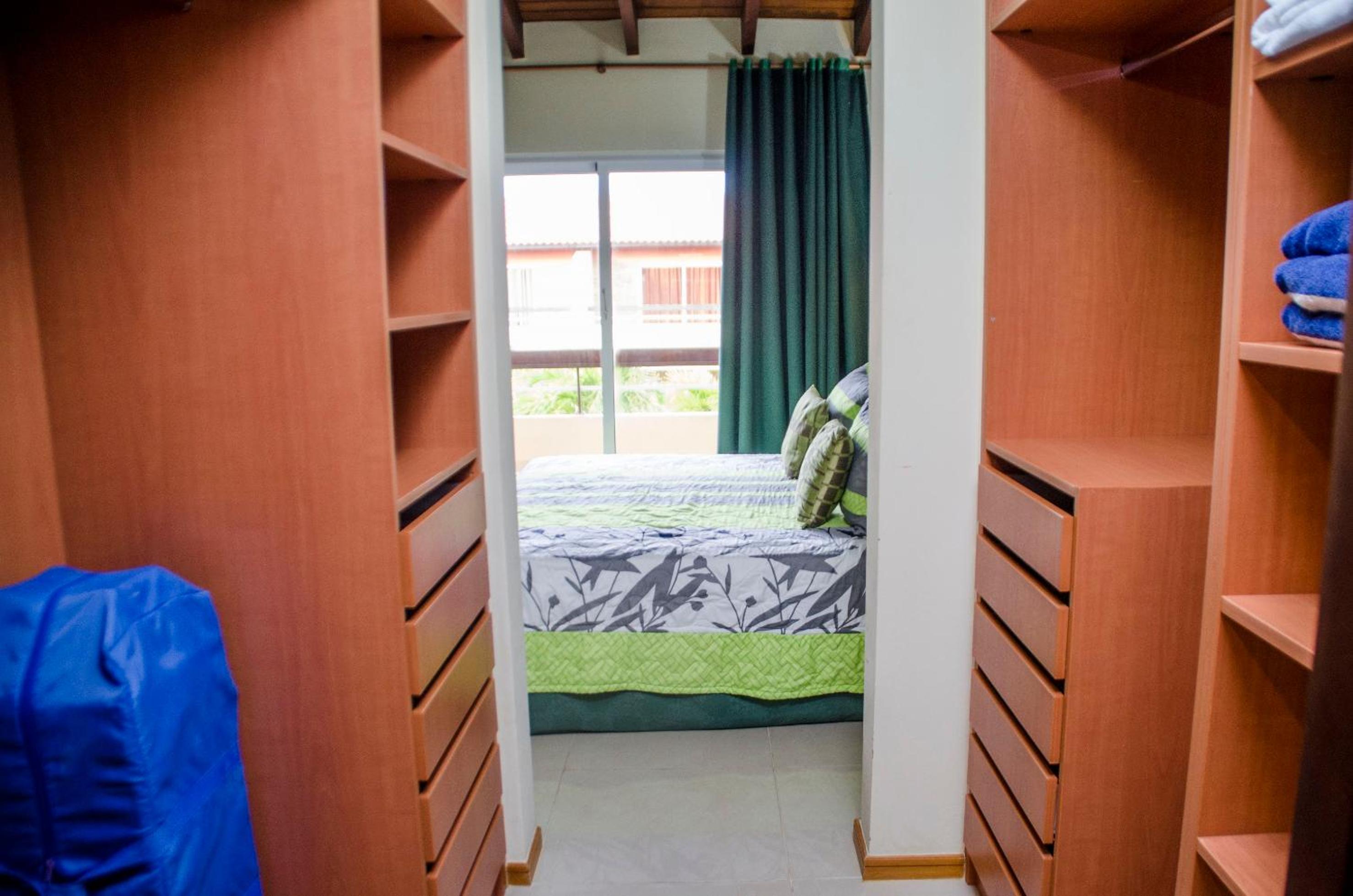 Family-Flexication-Friendly Villa, few steps from Eagle Beach