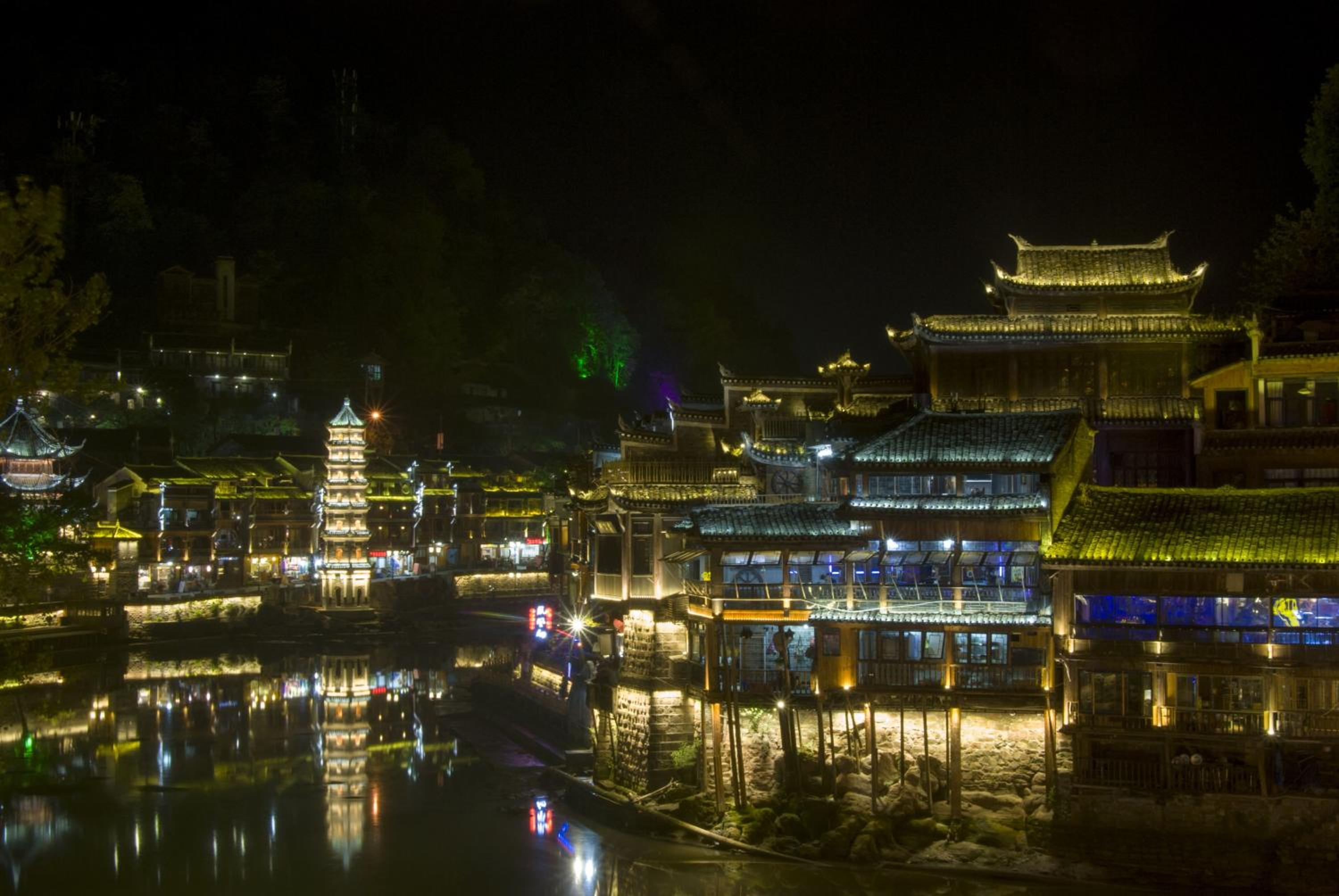 Fenghuang Tujia Ethnic Minority River View Hotel
