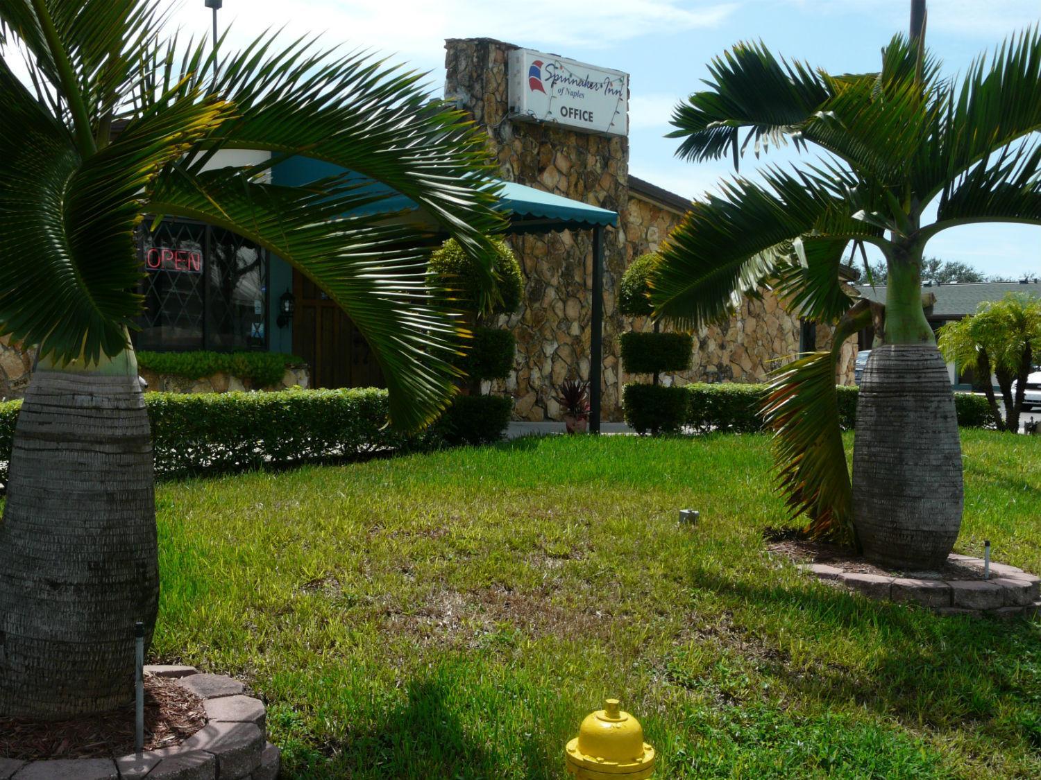 Spinnaker Inn of Naples