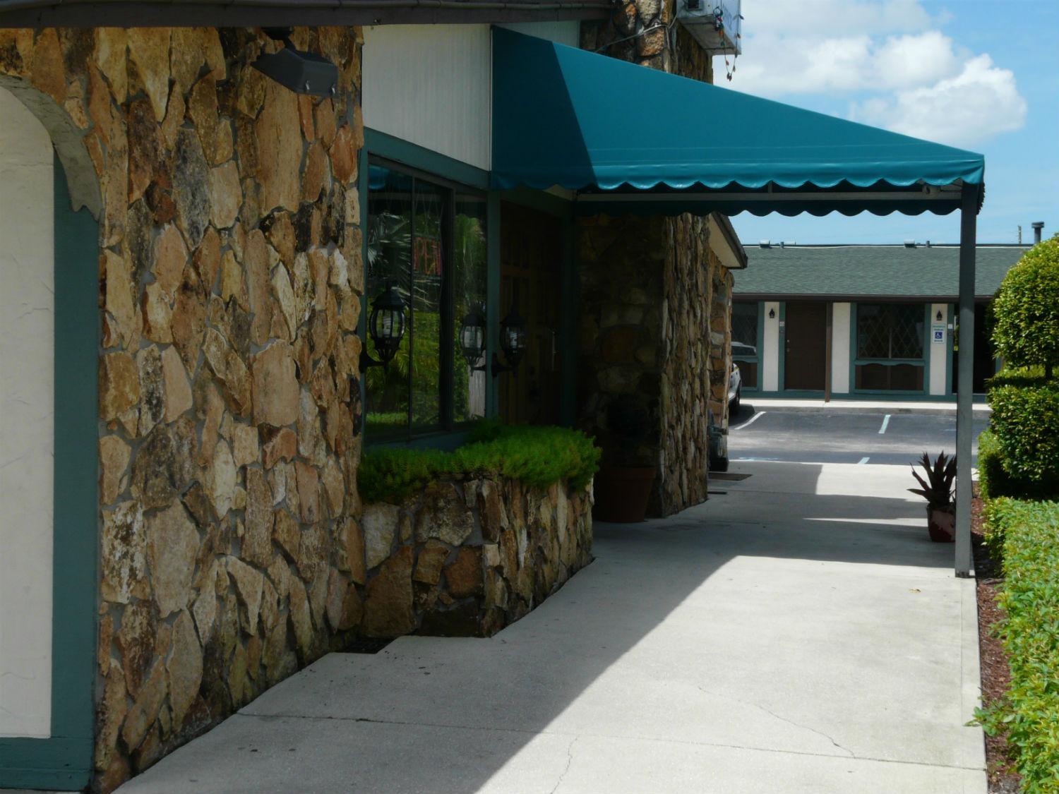 Spinnaker Inn of Naples