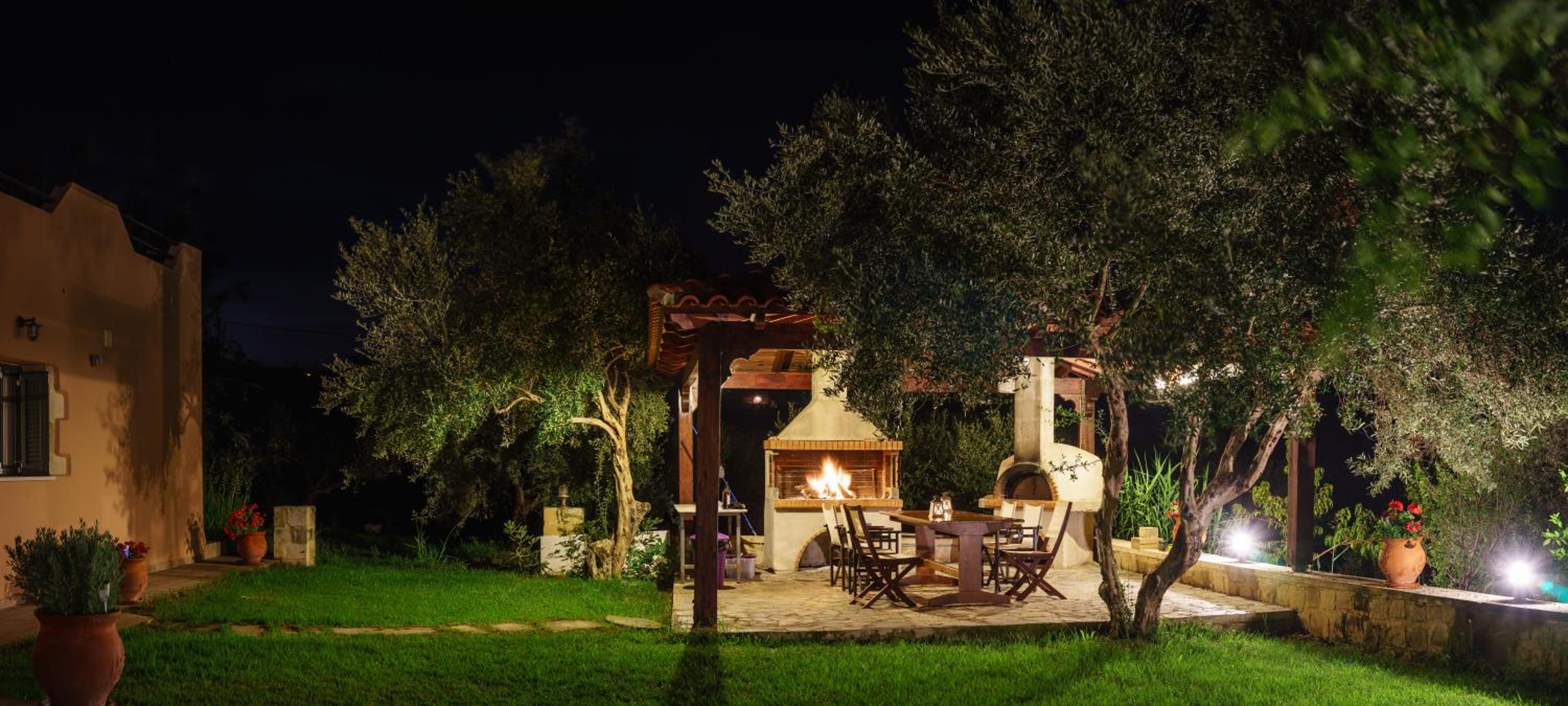 Villa Manoutsio - Traditional Cottage Among Olive Trees 500m from Sandy Beach