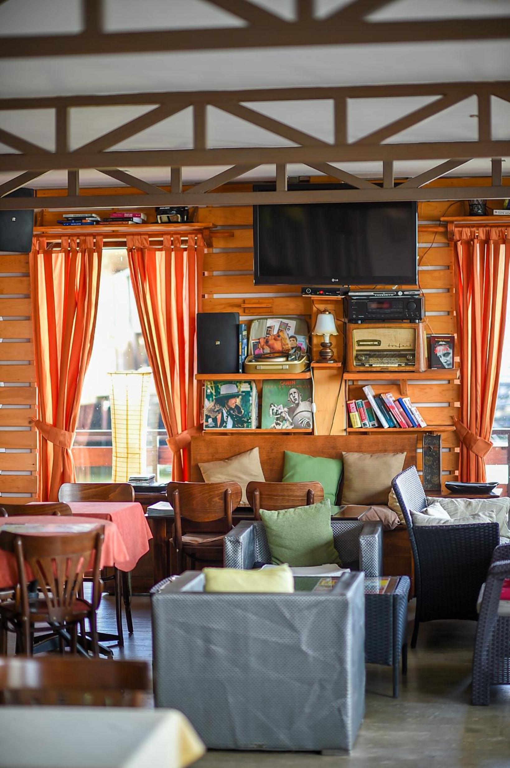 San Art Floating Hostel & Apartments