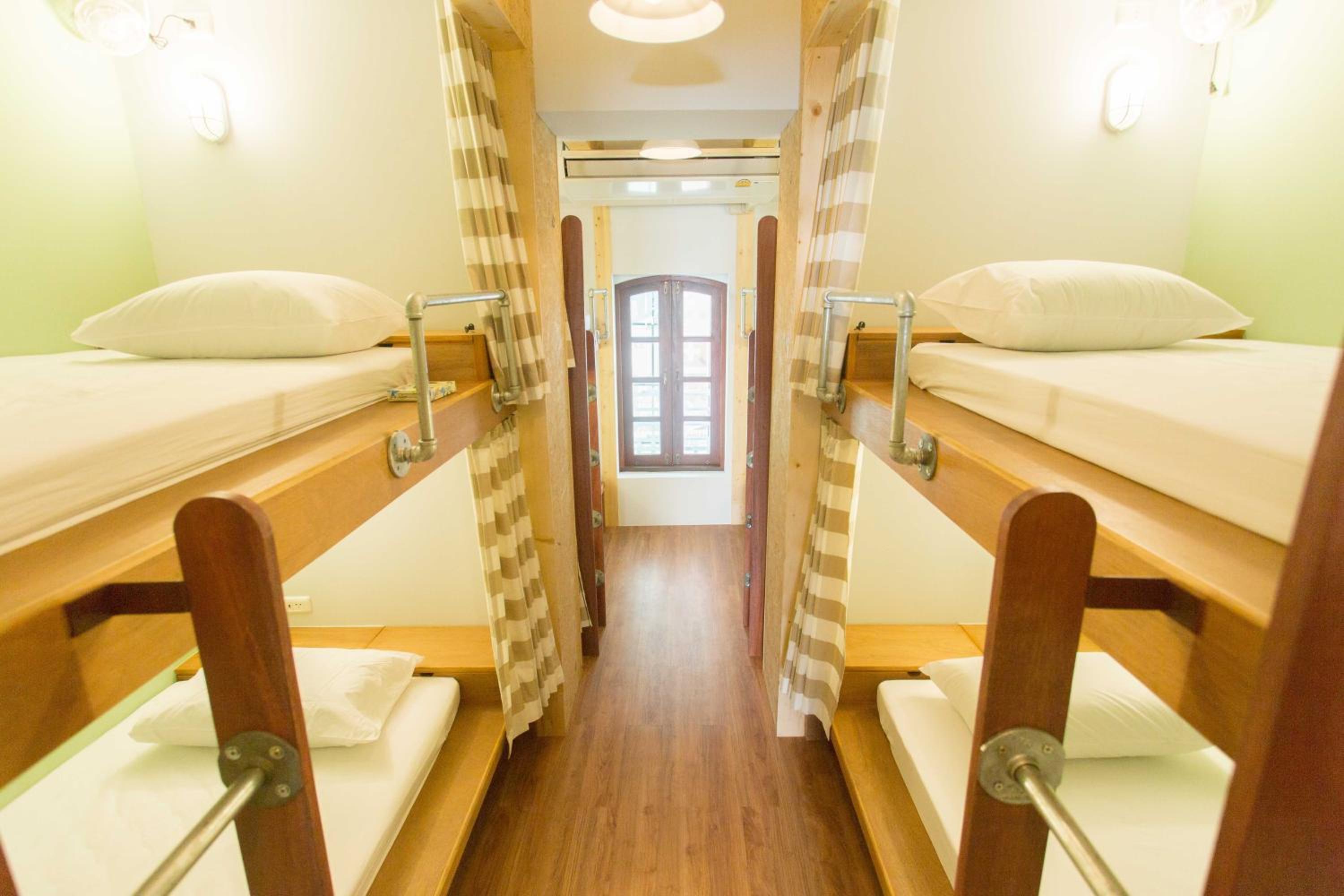 Barn & Bed Hostel at BTS Phrom Phong