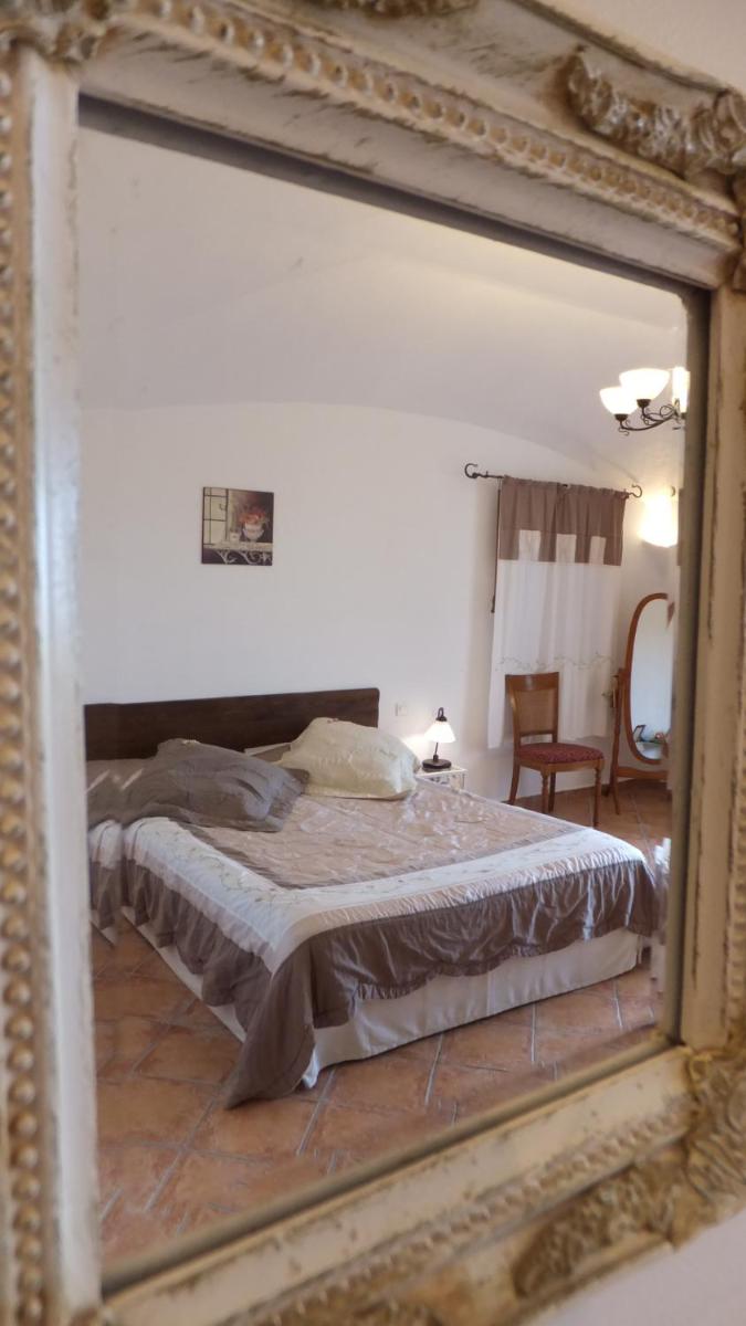 Les chambres de l'Hôte Antique view 2