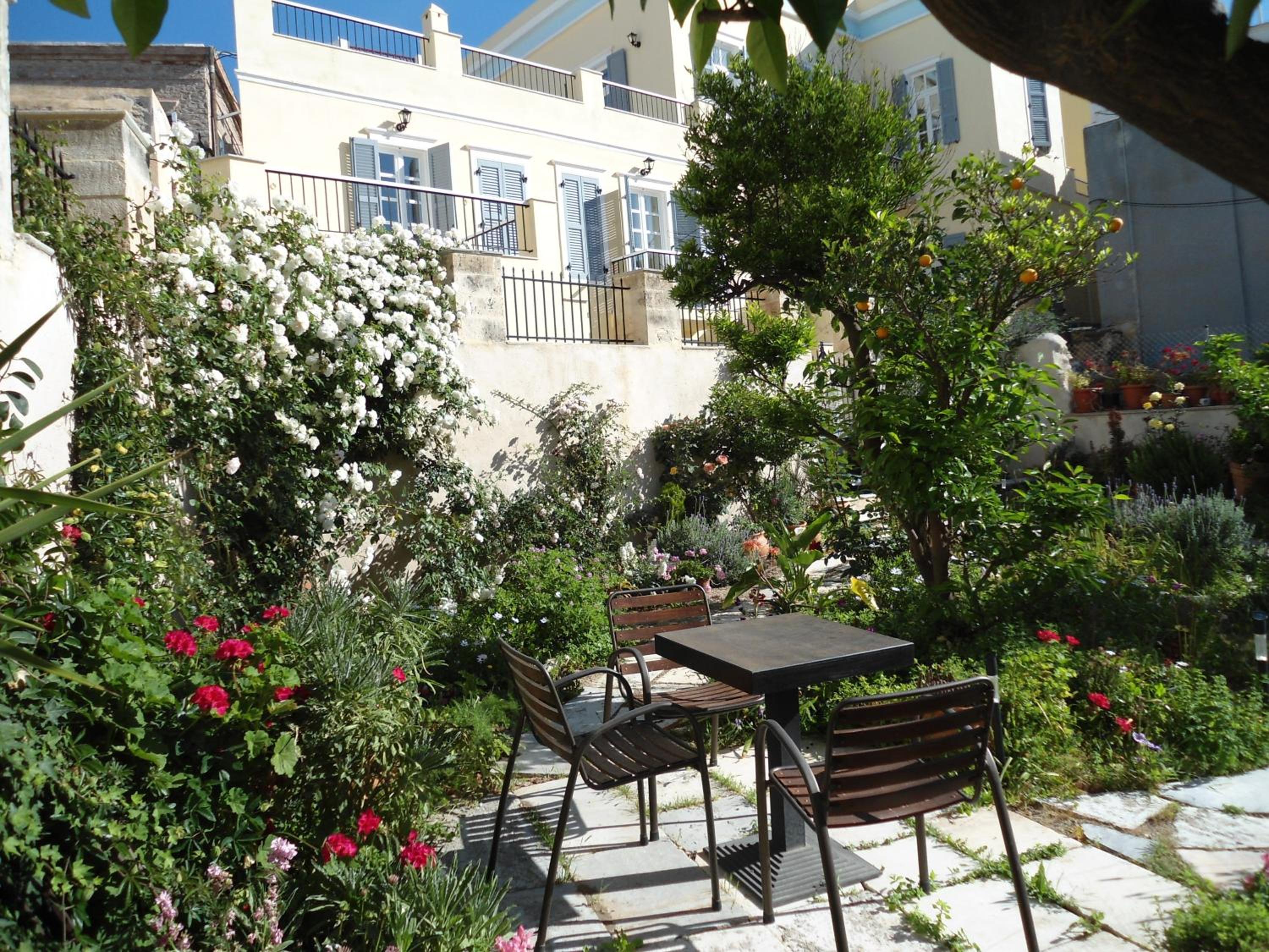 Antouanetta Apartments