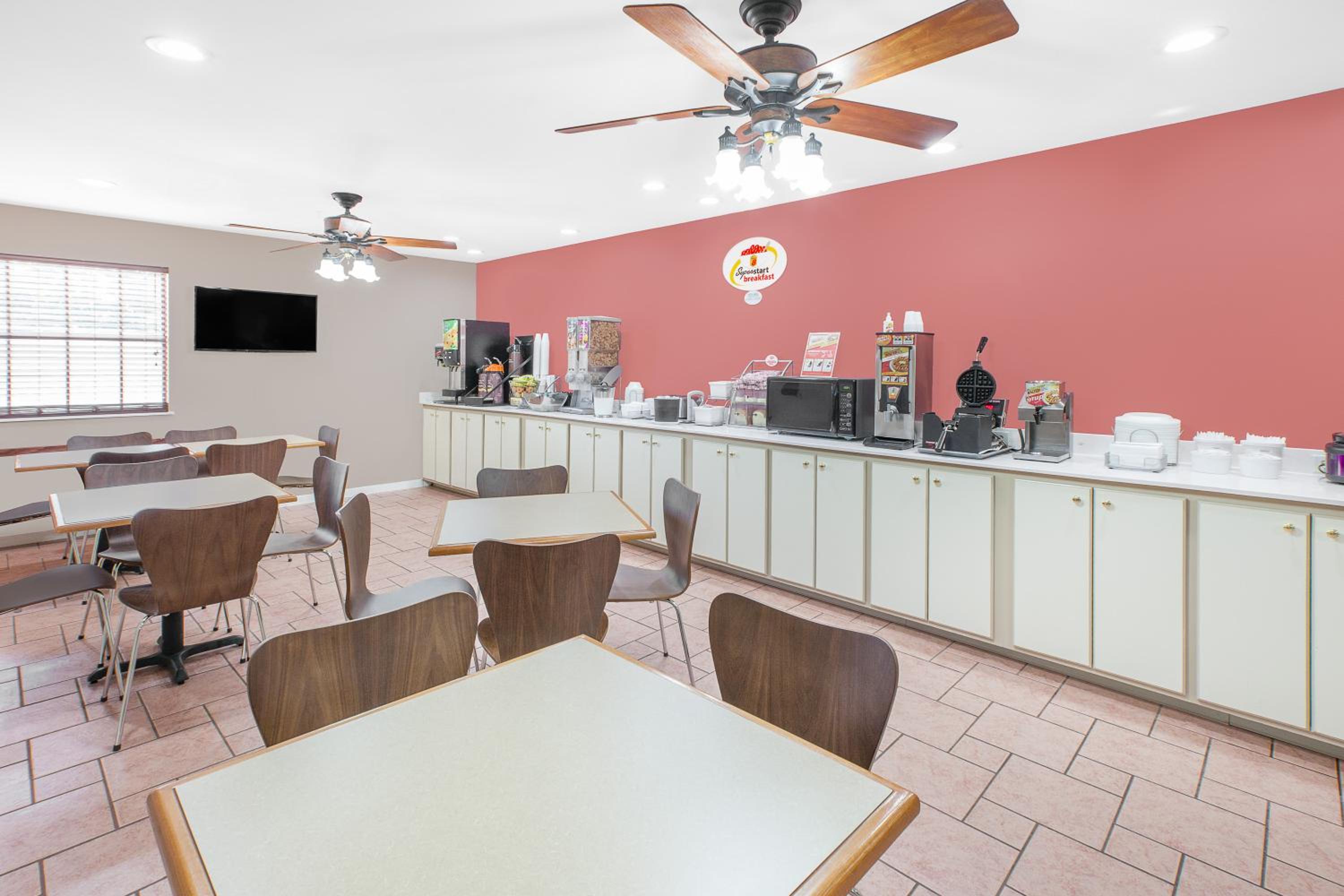 Super 8 by Wyndham Lowell/Bentonville/Rogers Area view 5