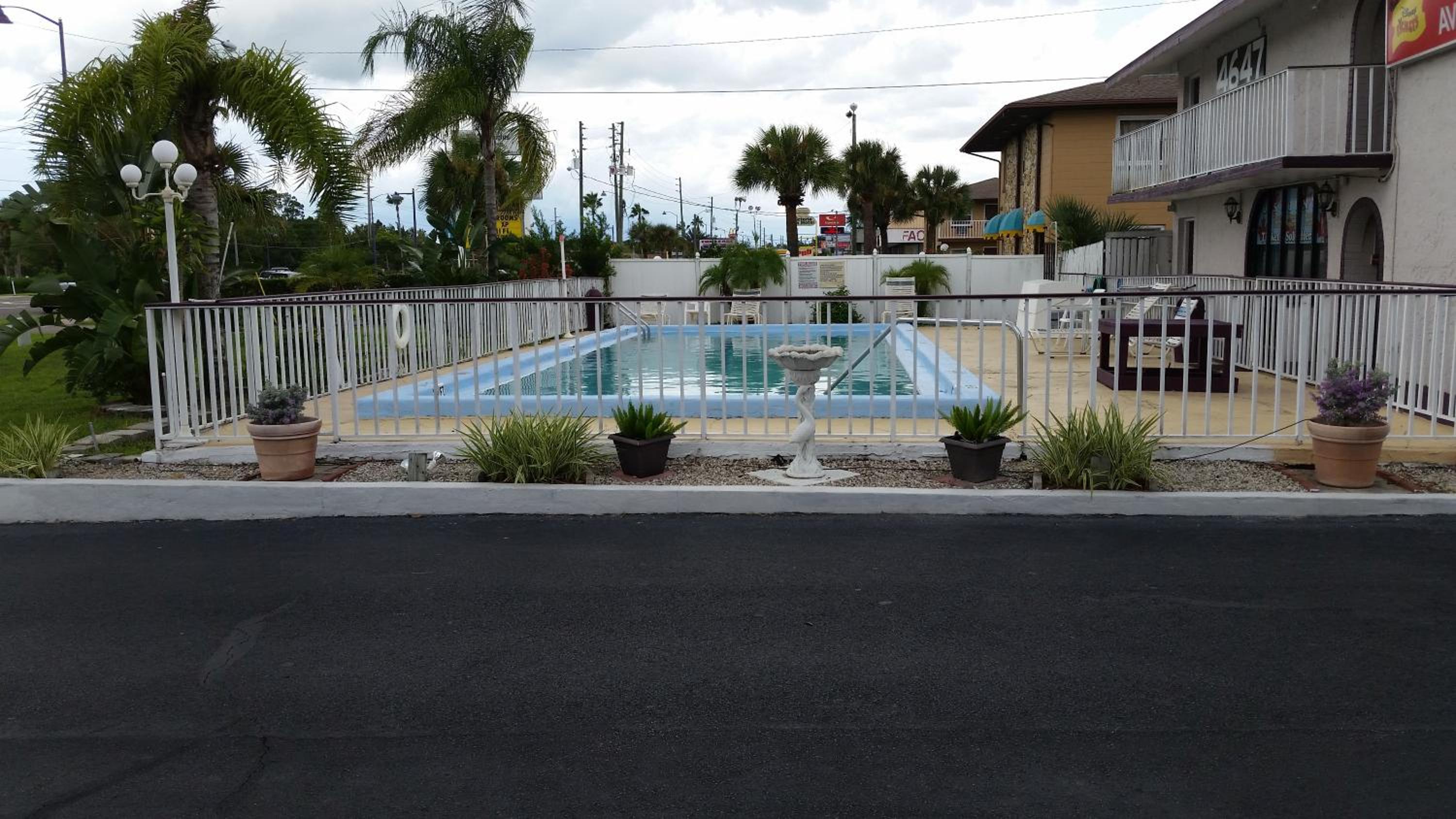 Maple Leaf Inn & Suites