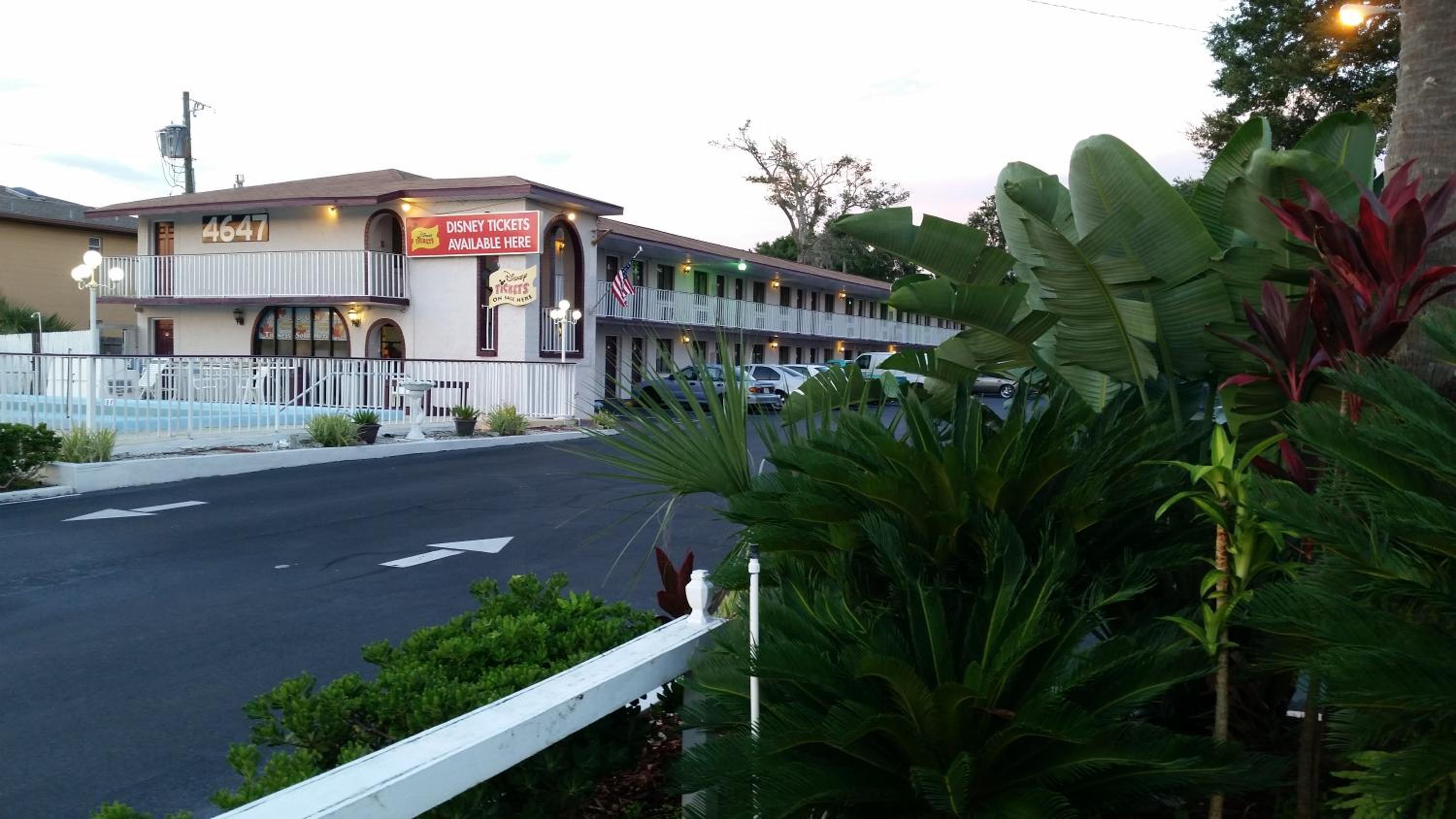 Maple Leaf Inn & Suites