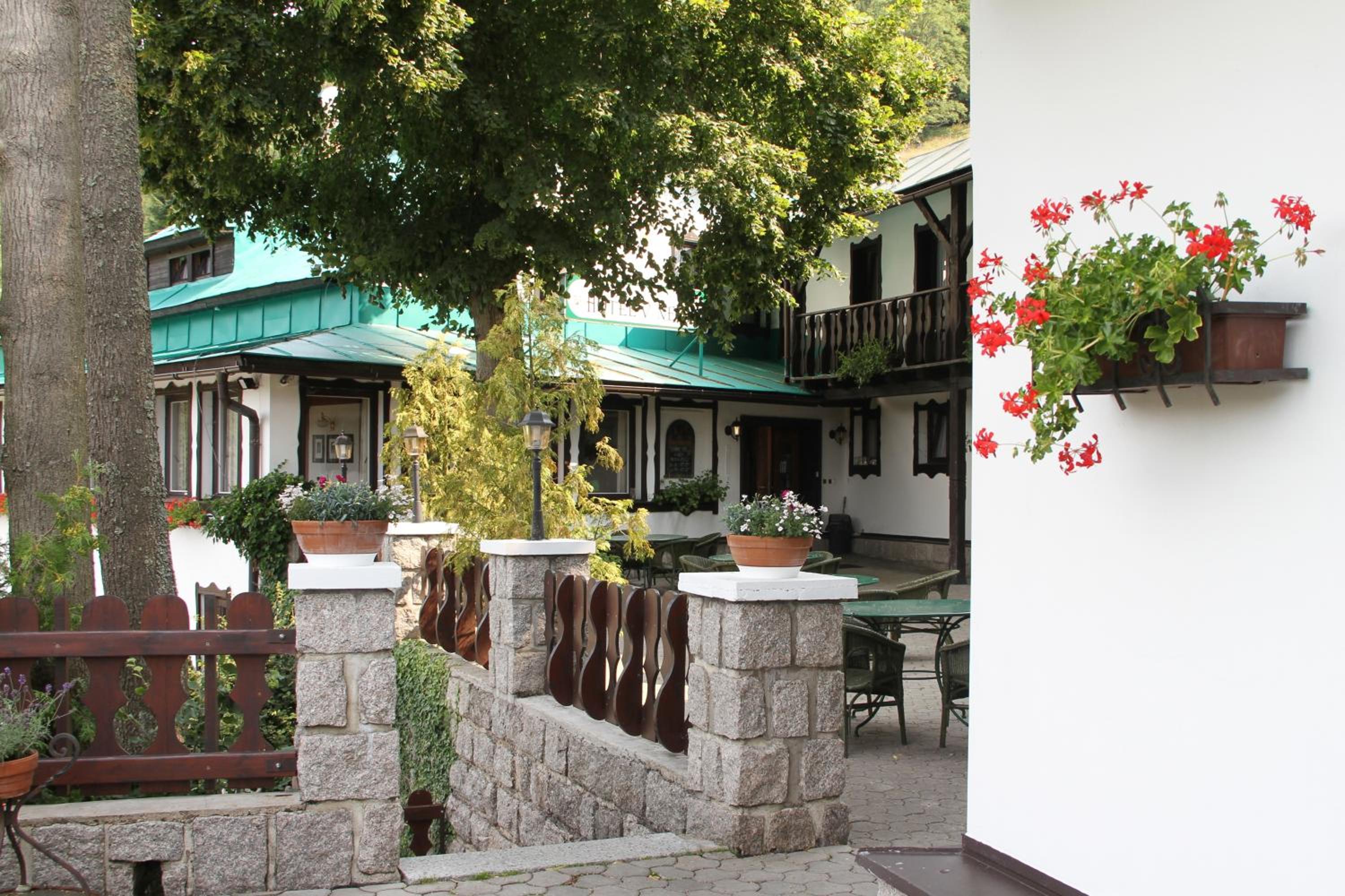 Hotel v Nebi