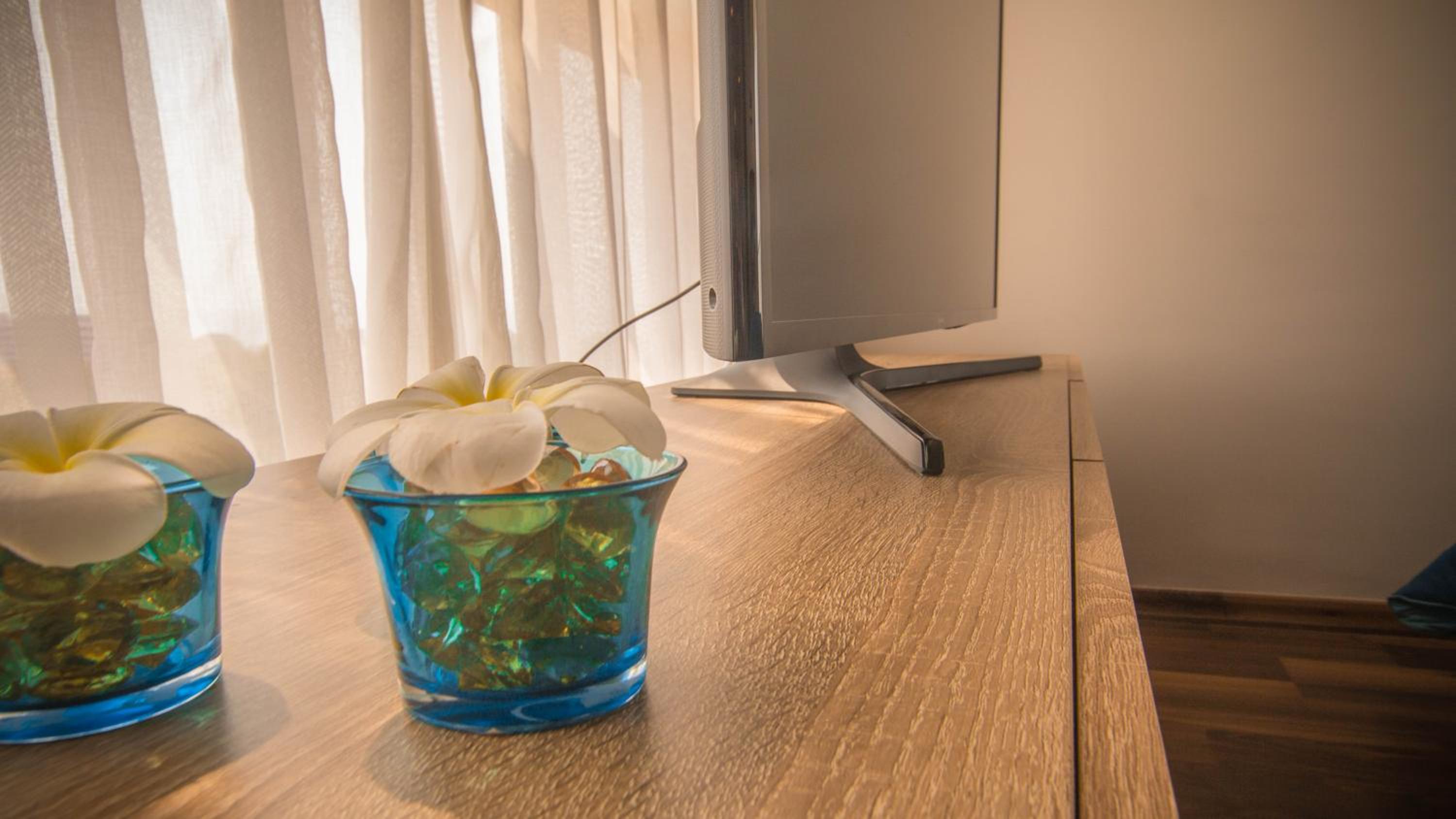 Luxury Seaview Condo The Peak Towers 200m To Beach view 4