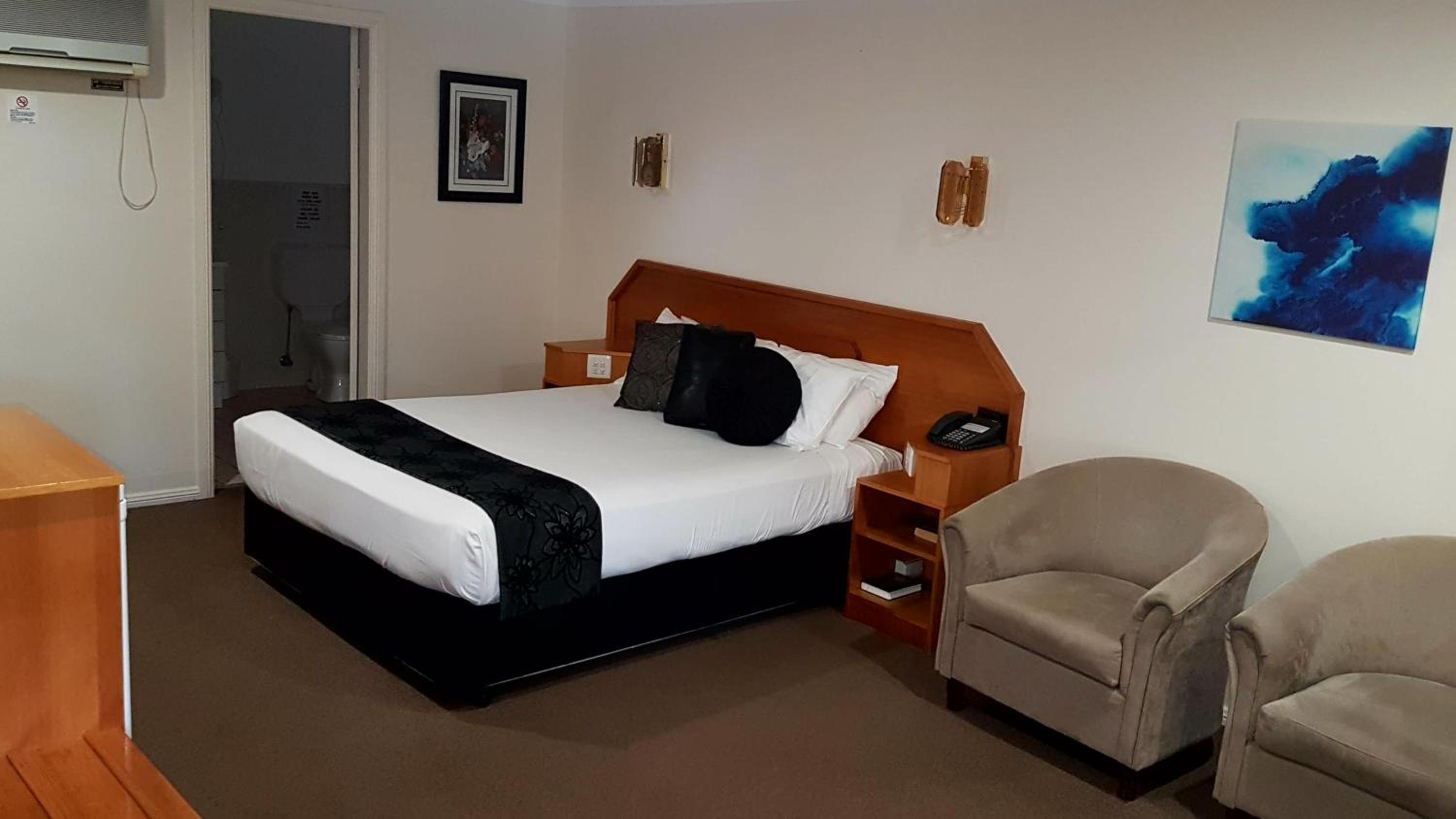 Hilltops Retreat Motor Inn