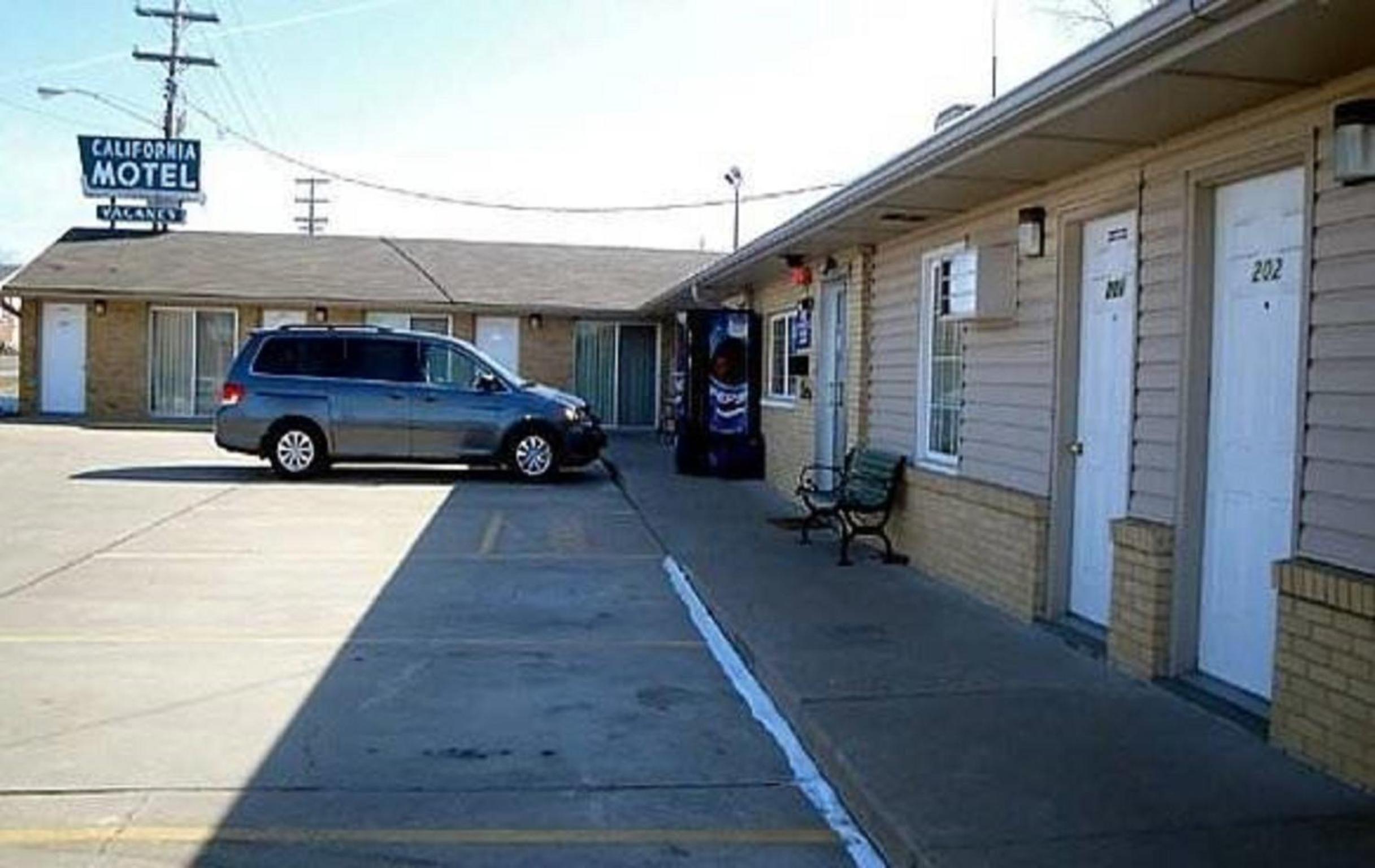 Jefferson City Vacations - California Motel - Property Image 1