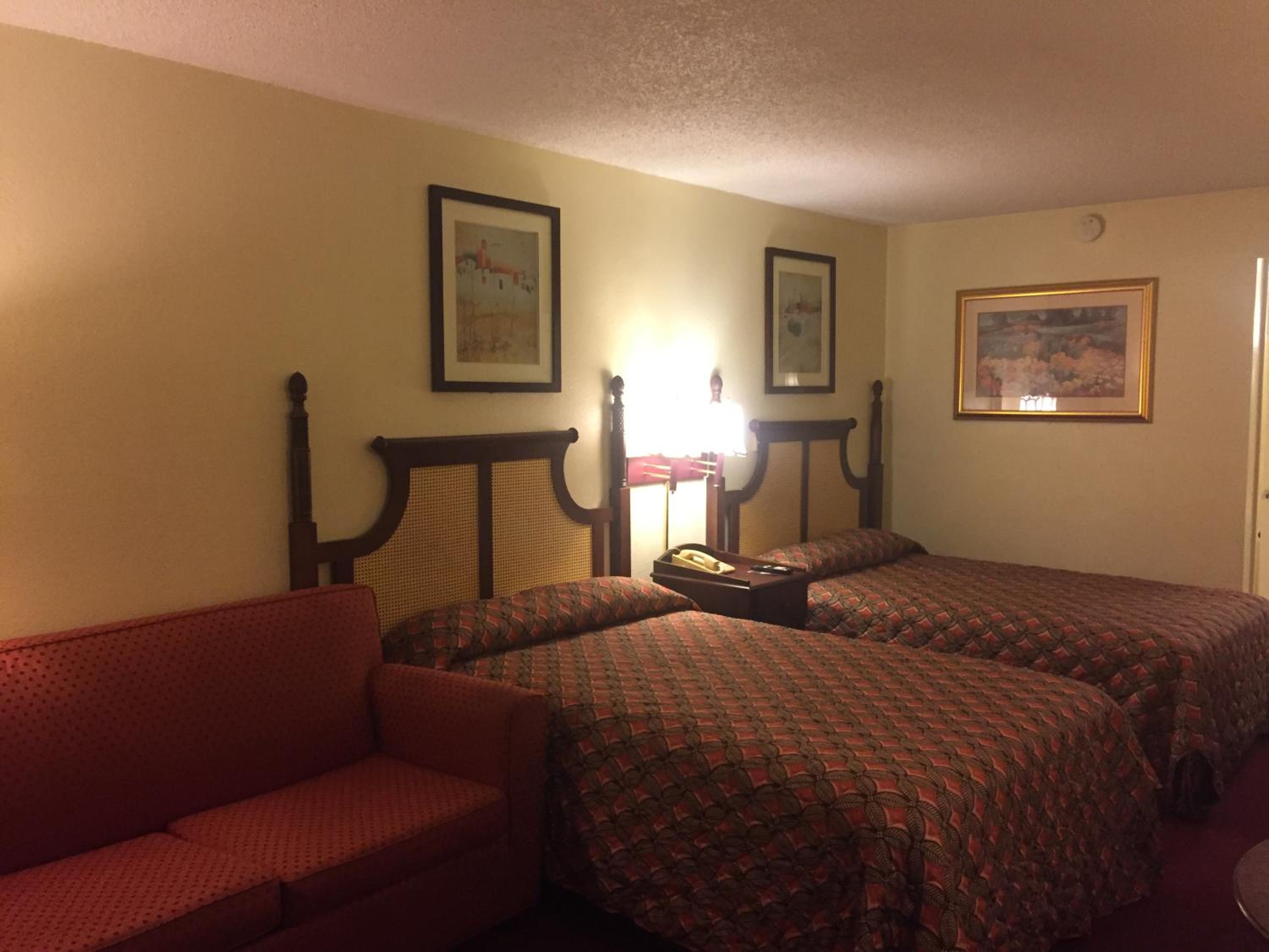 Maple Leaf Inn & Suites