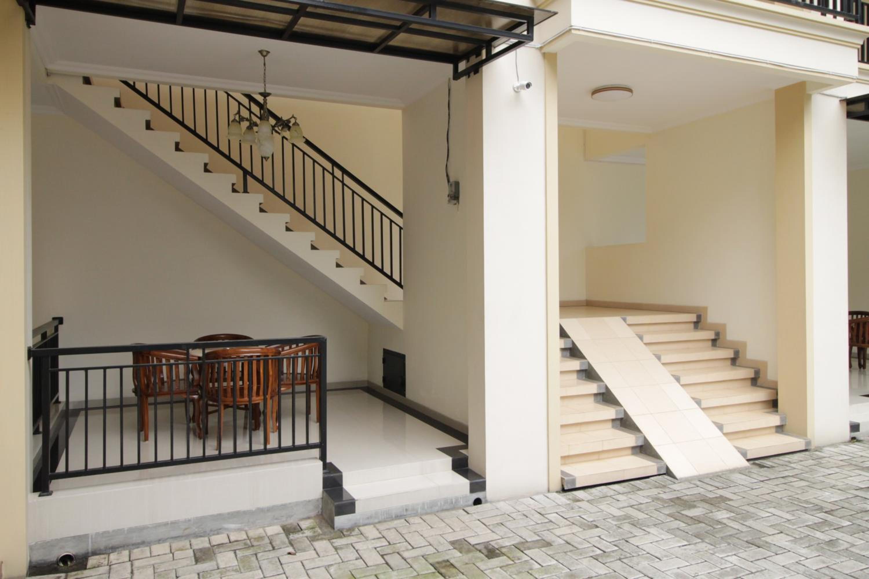 RedDoorz Syariah near Mercu Buana University