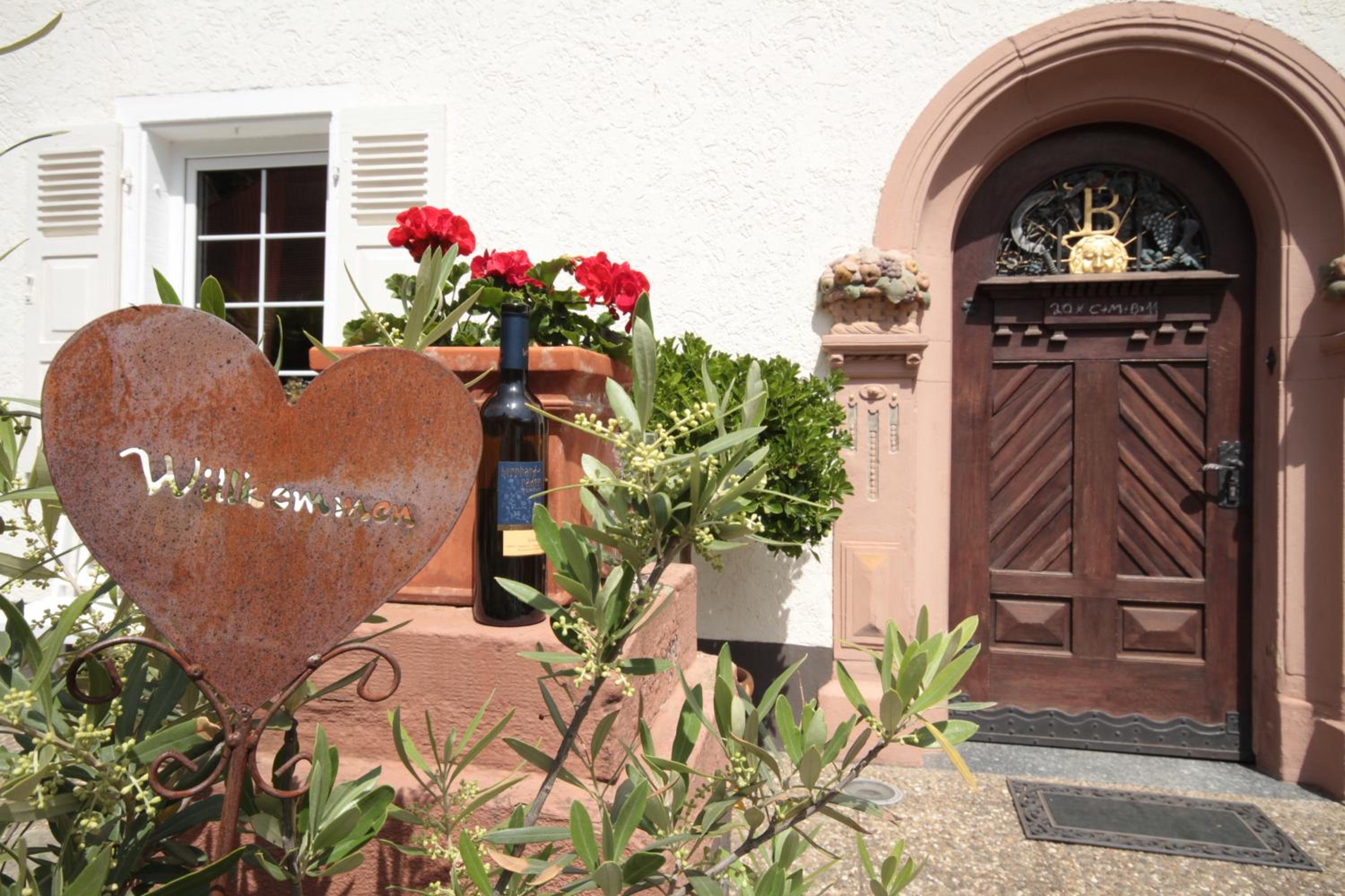 Bio-Weingut, Gästehaus und Kräuterhof