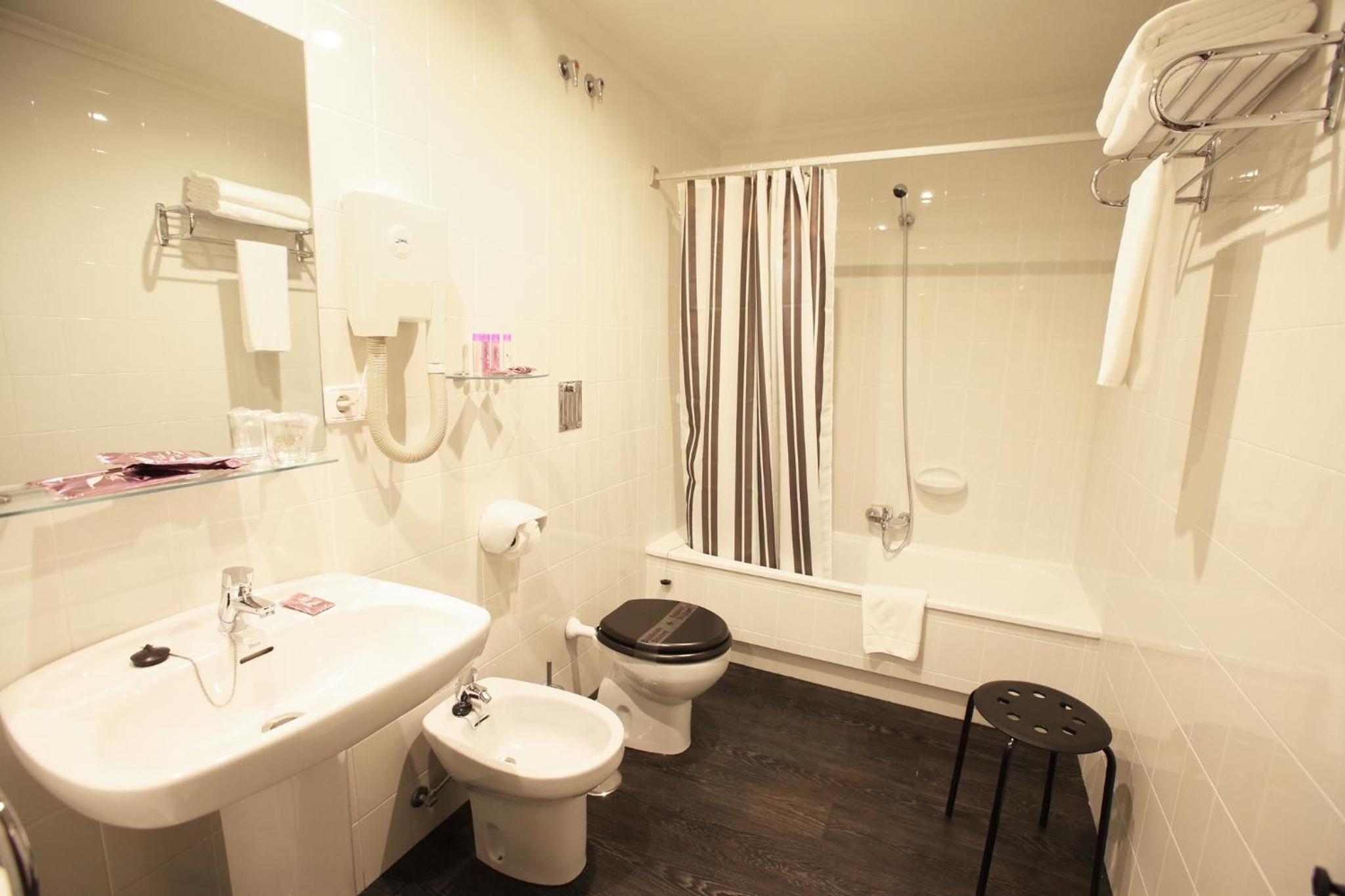 Los Guardeses en Solares — bathroom