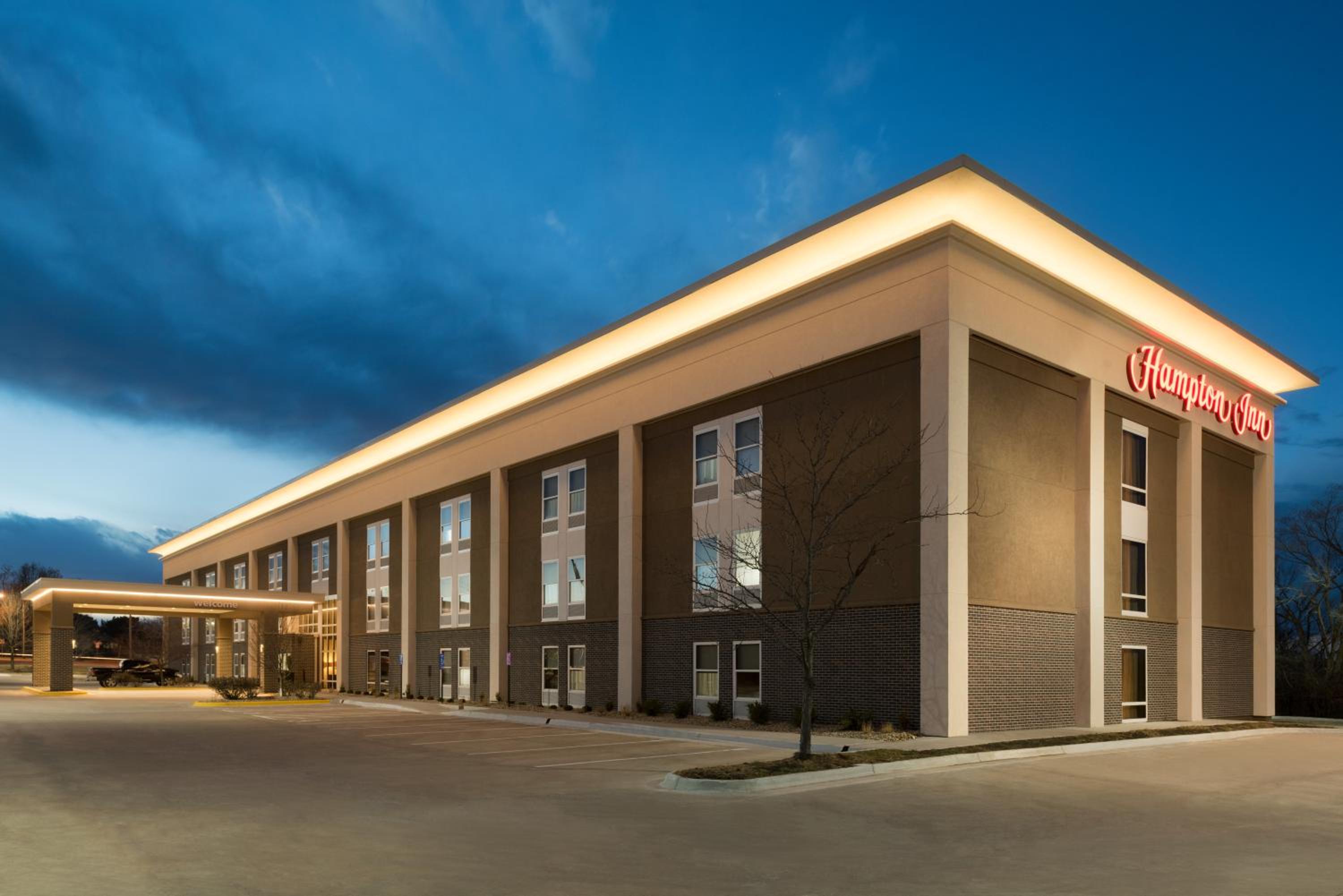 Lawrence Vacations - Hampton Inn Lawrence - Property Image 10