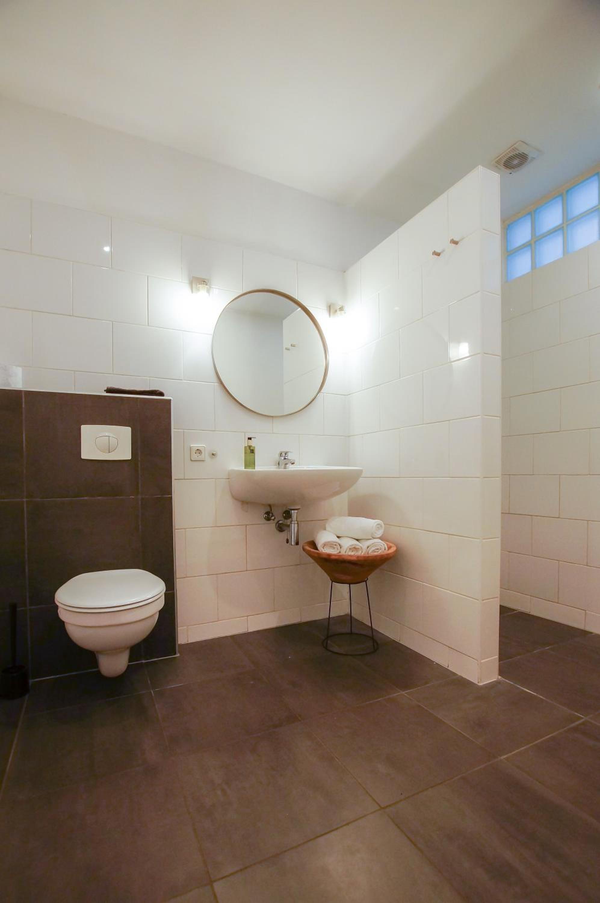 Apartment Havenstraat en Delft — bathroom