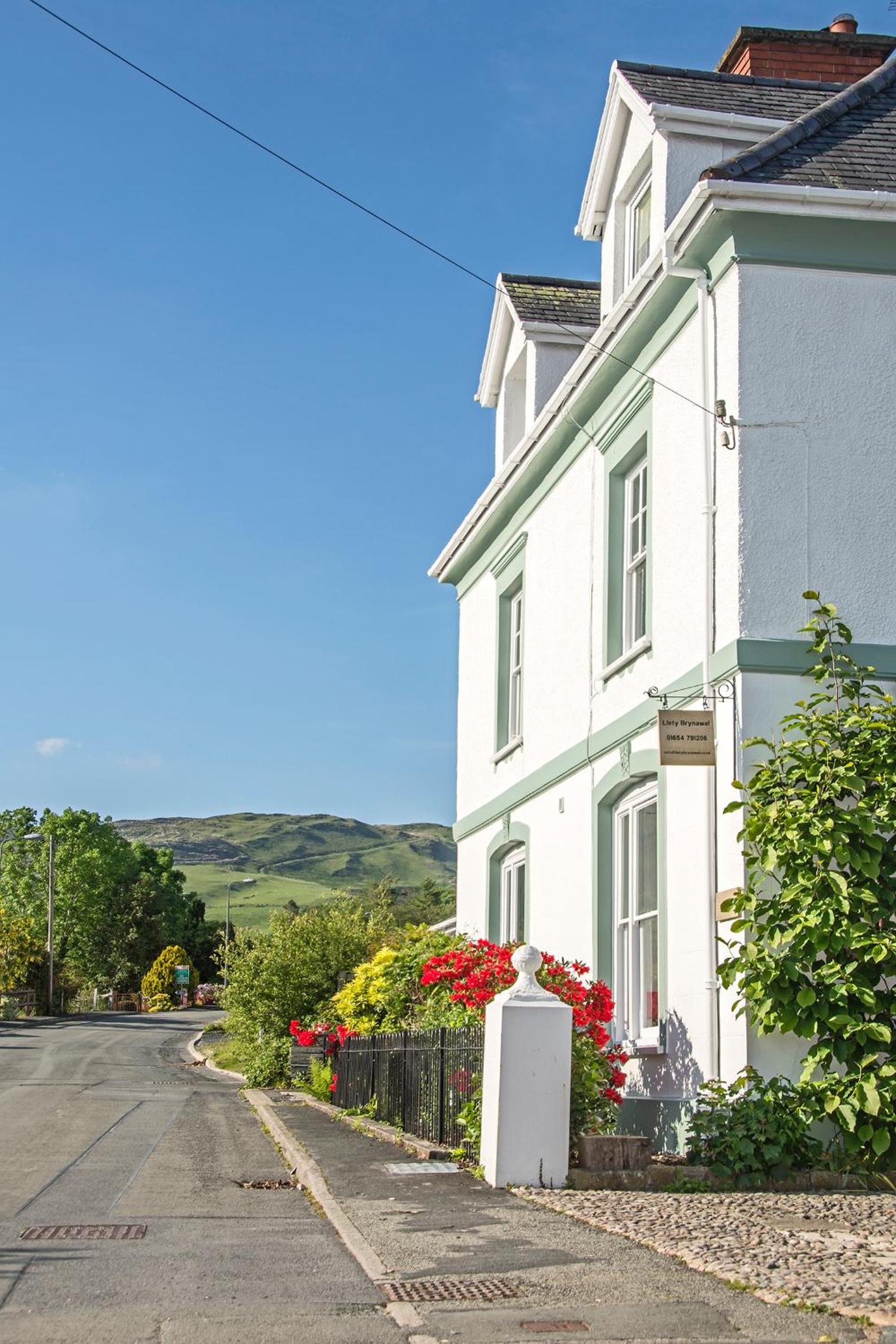 Hotel Llety Brynawel Guest House - Image 1