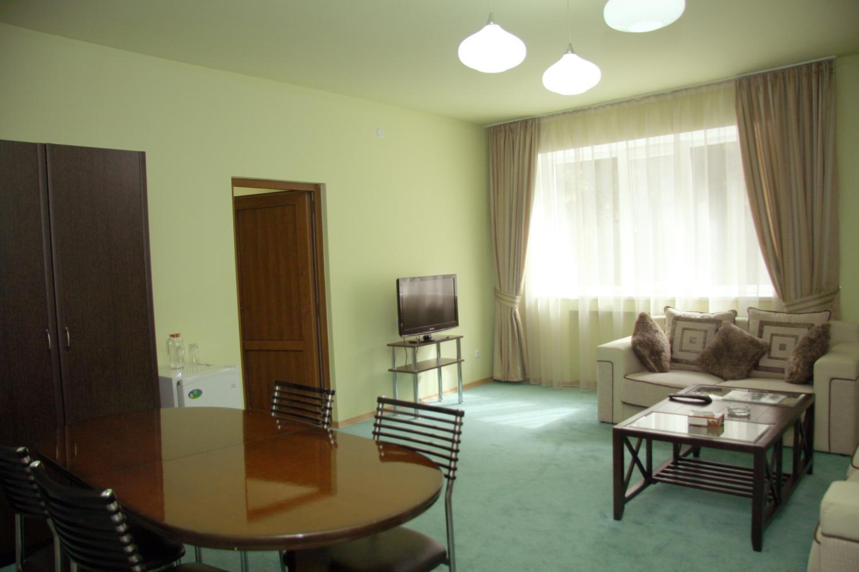 GreenWood Hotel