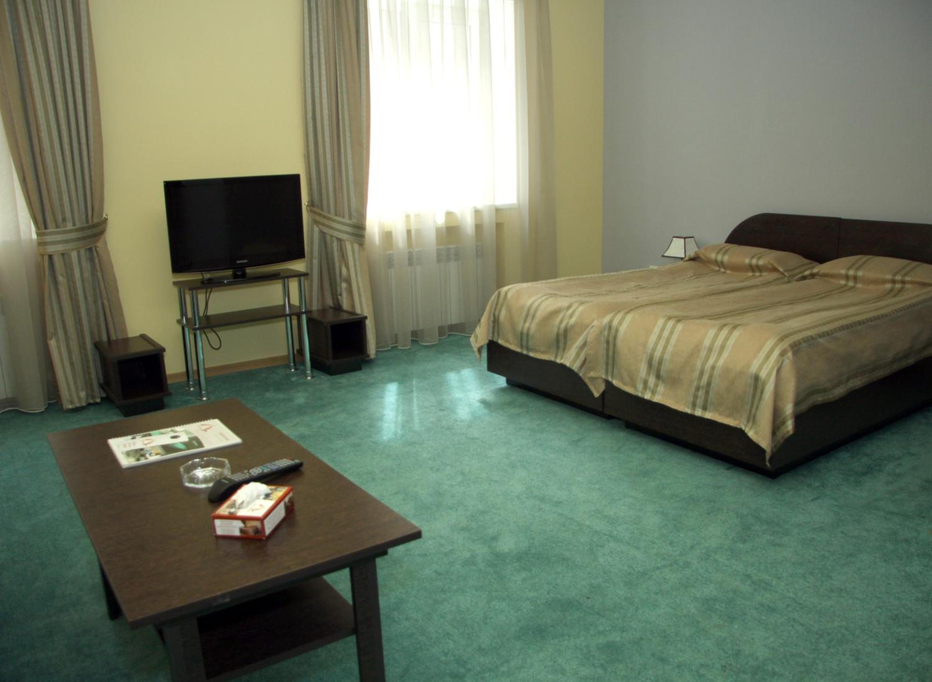 GreenWood Hotel