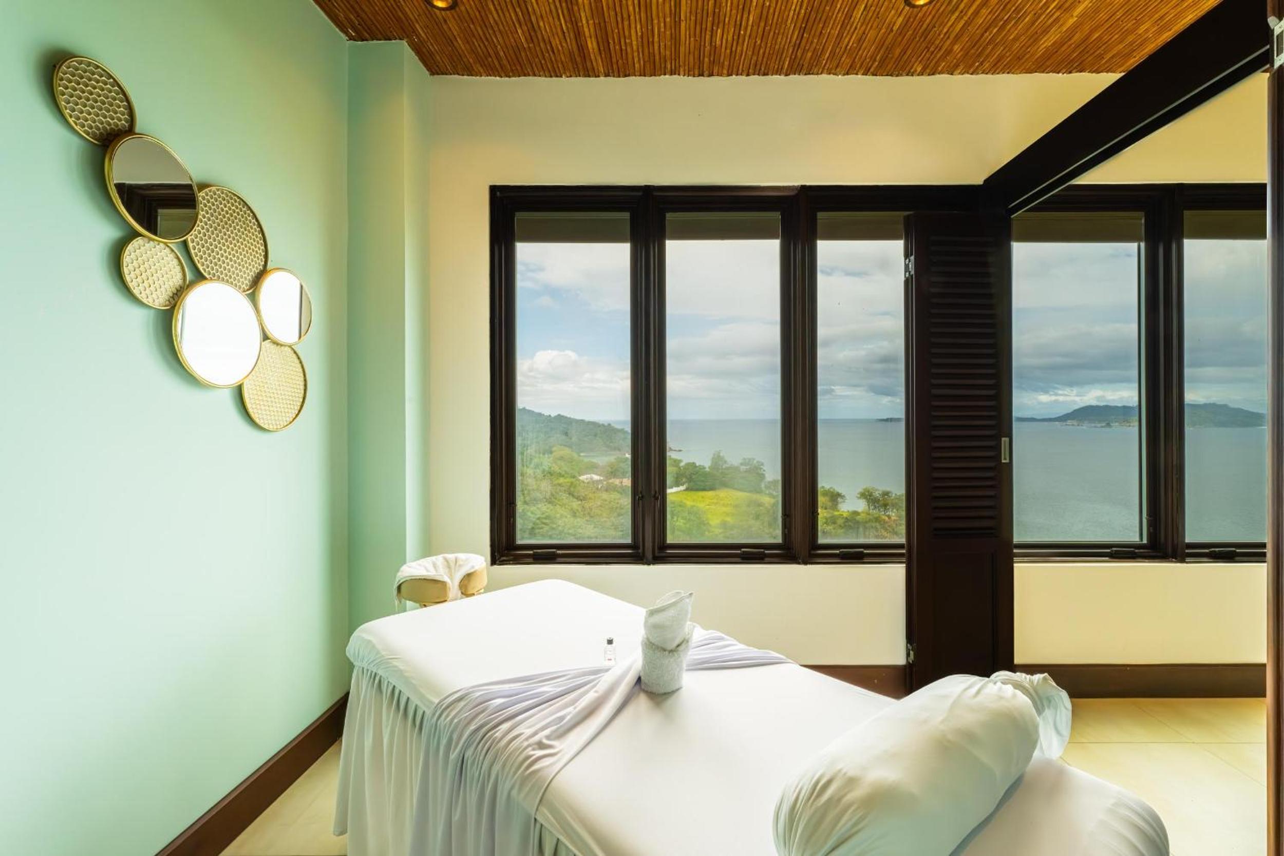 360 Splendor 304 Ocean View Condo- With Breakfast