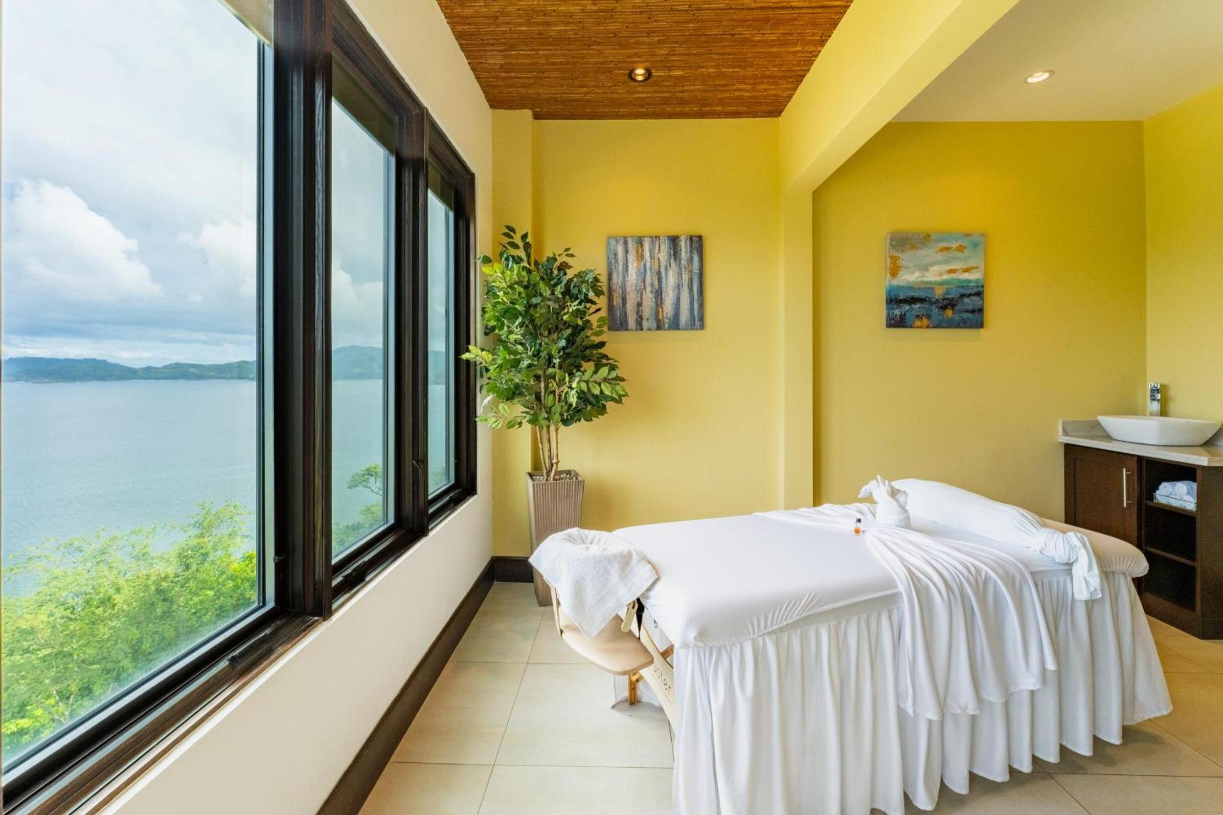 360 Splendor 304 Ocean View Condo- With Breakfast
