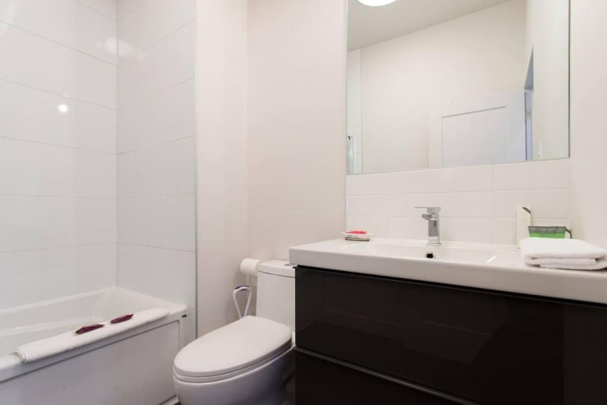 Fresh 1 Bdr in the Heart of Mile End by Denstays