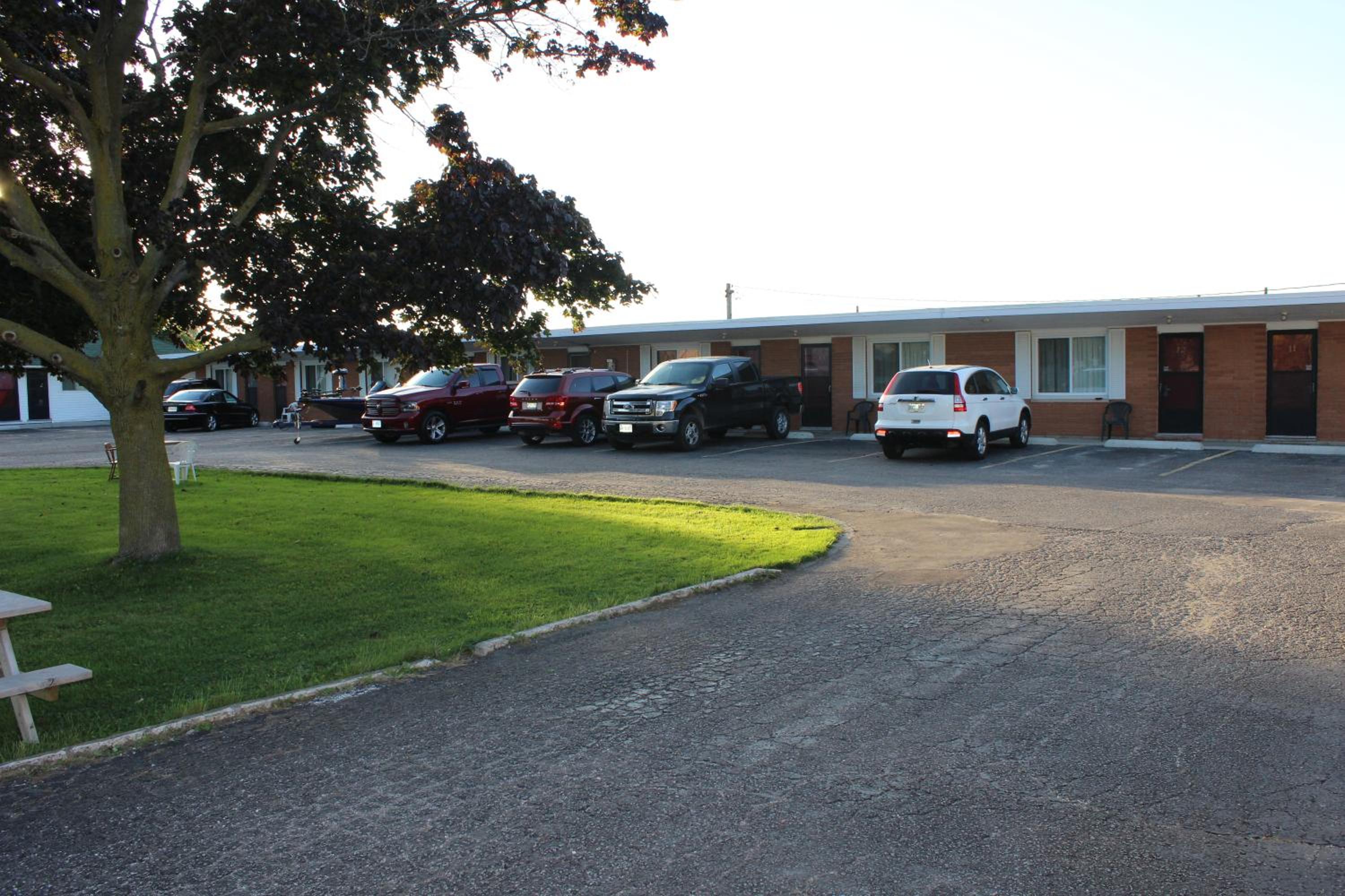 Colonial Motel