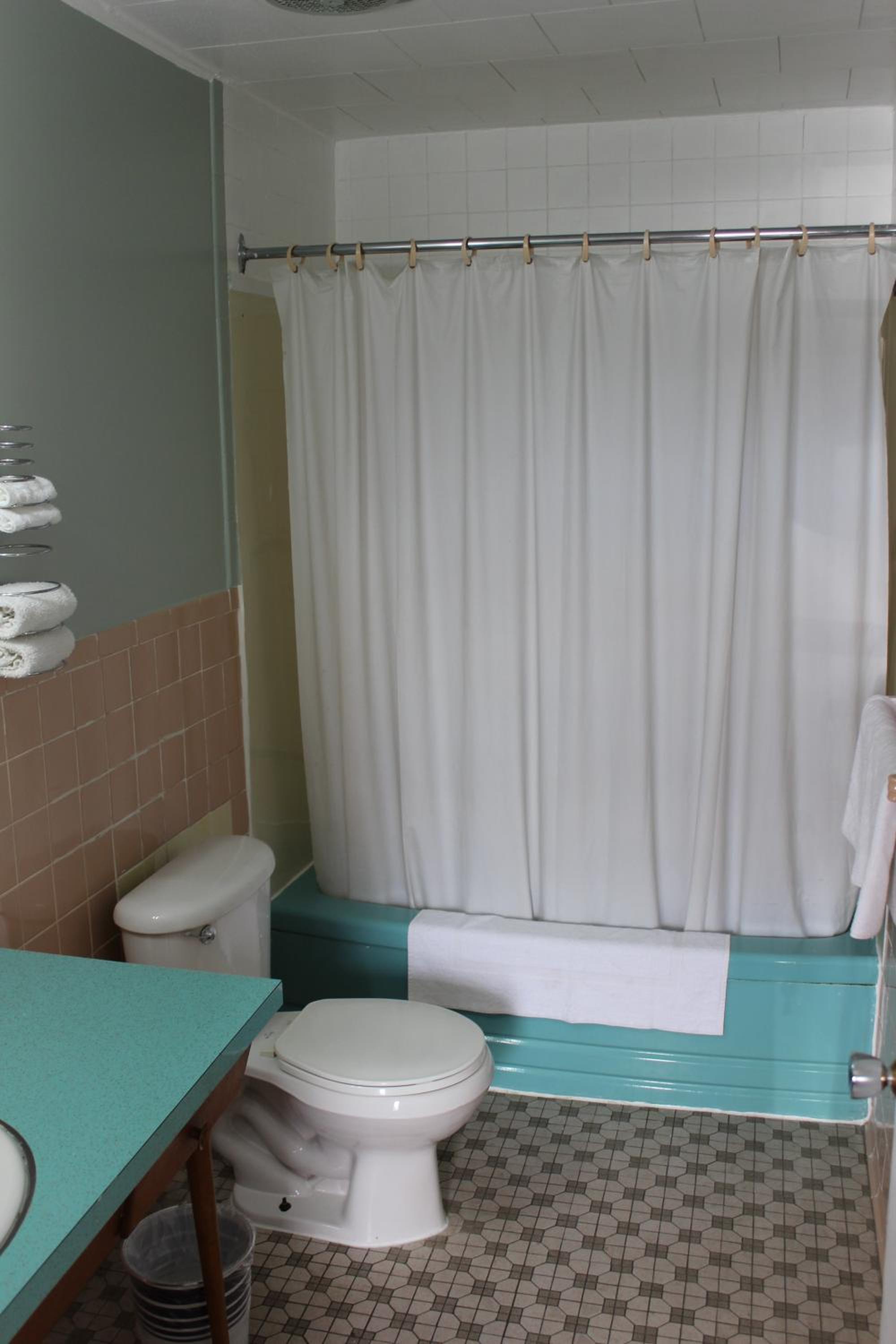 Colonial Motel
