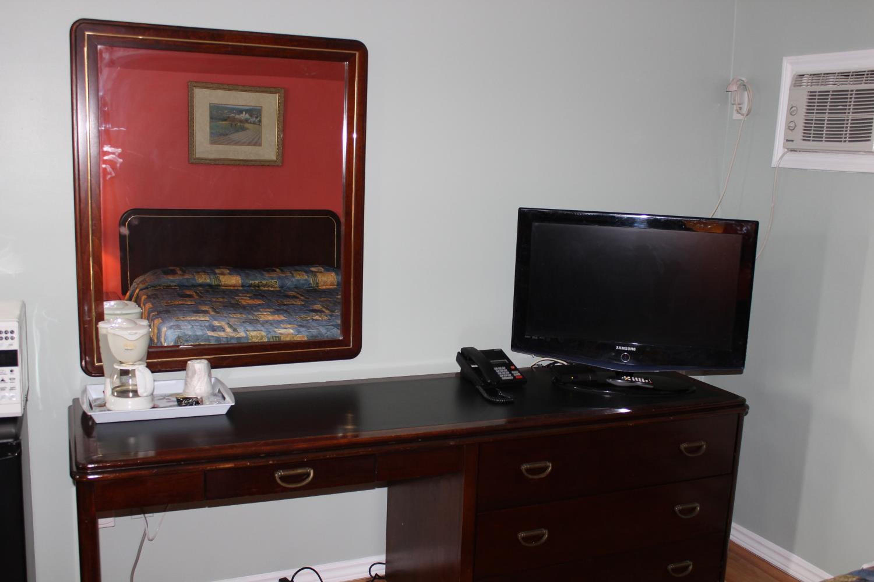 Colonial Motel