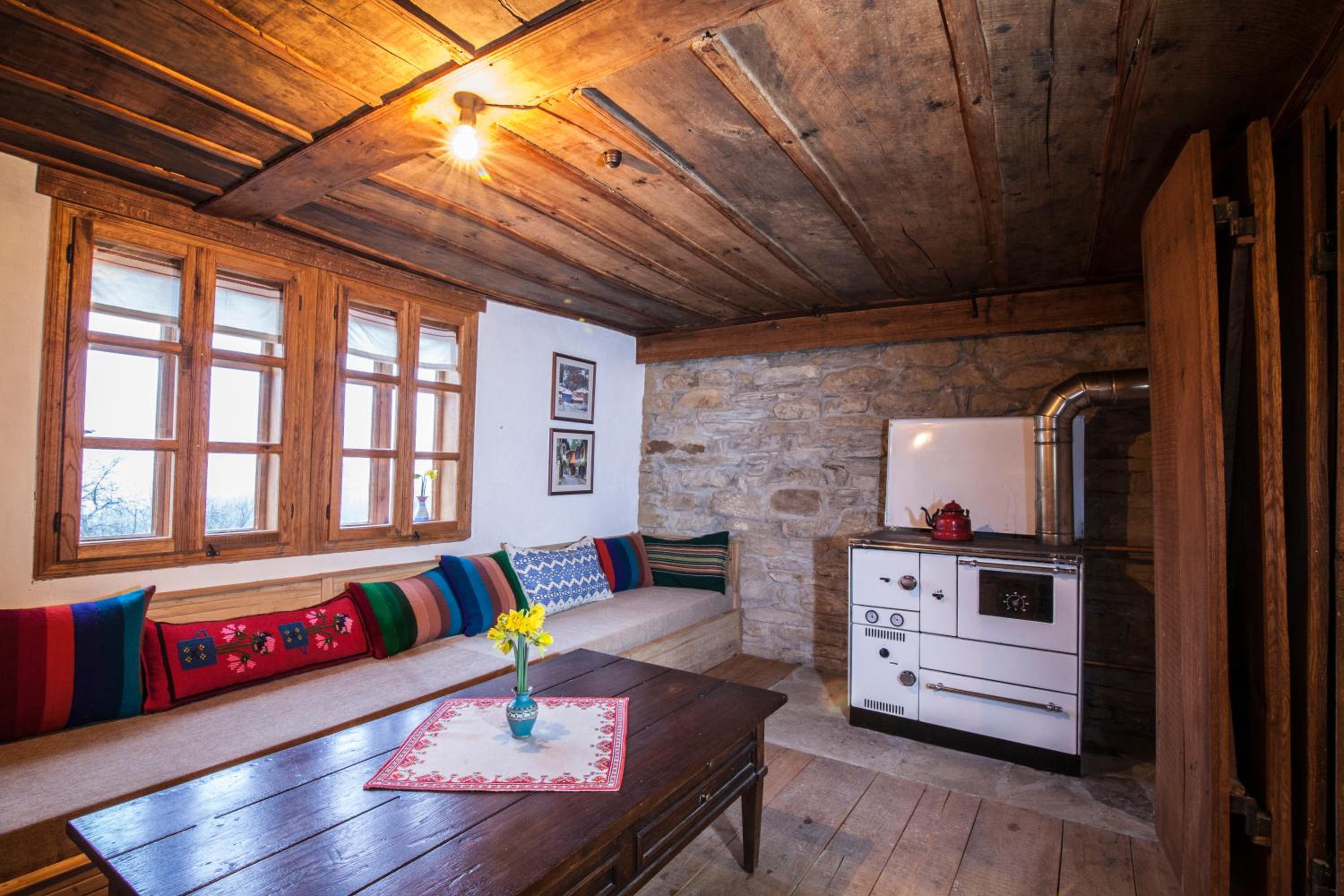 Authentic House with Stunning Mountain View - Karashka