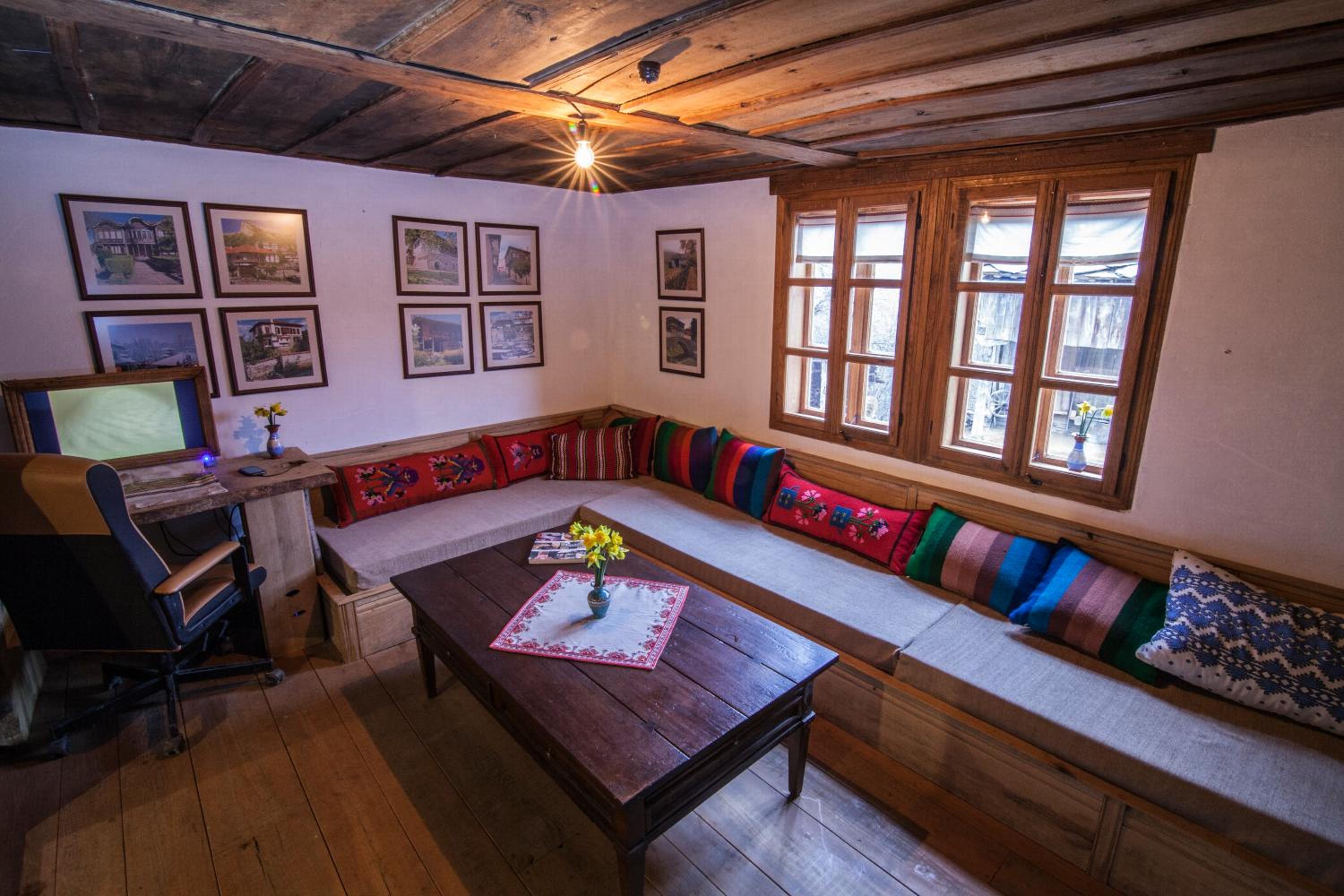 Authentic House with Stunning Mountain View - Karashka
