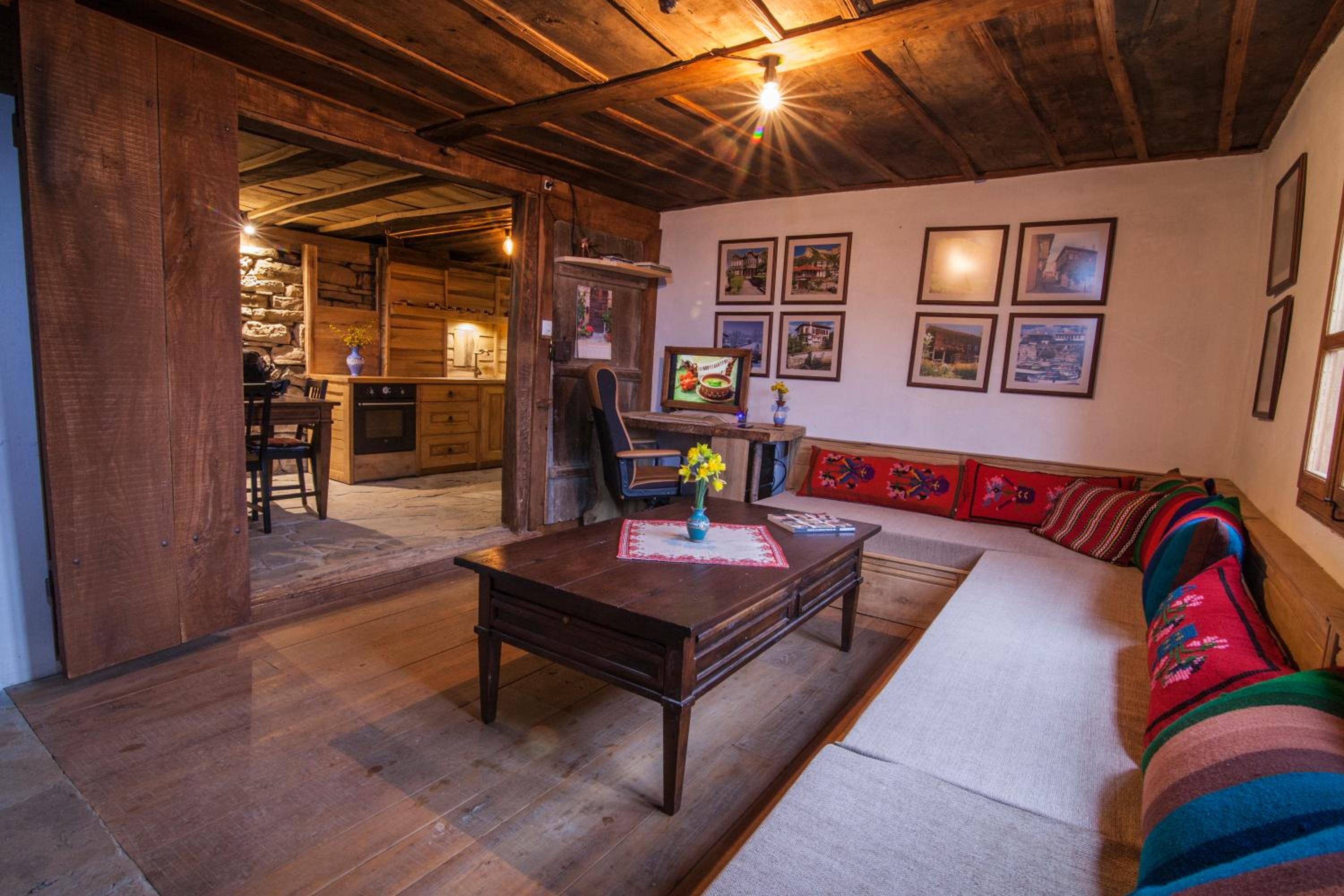 Authentic House with Stunning Mountain View - Karashka
