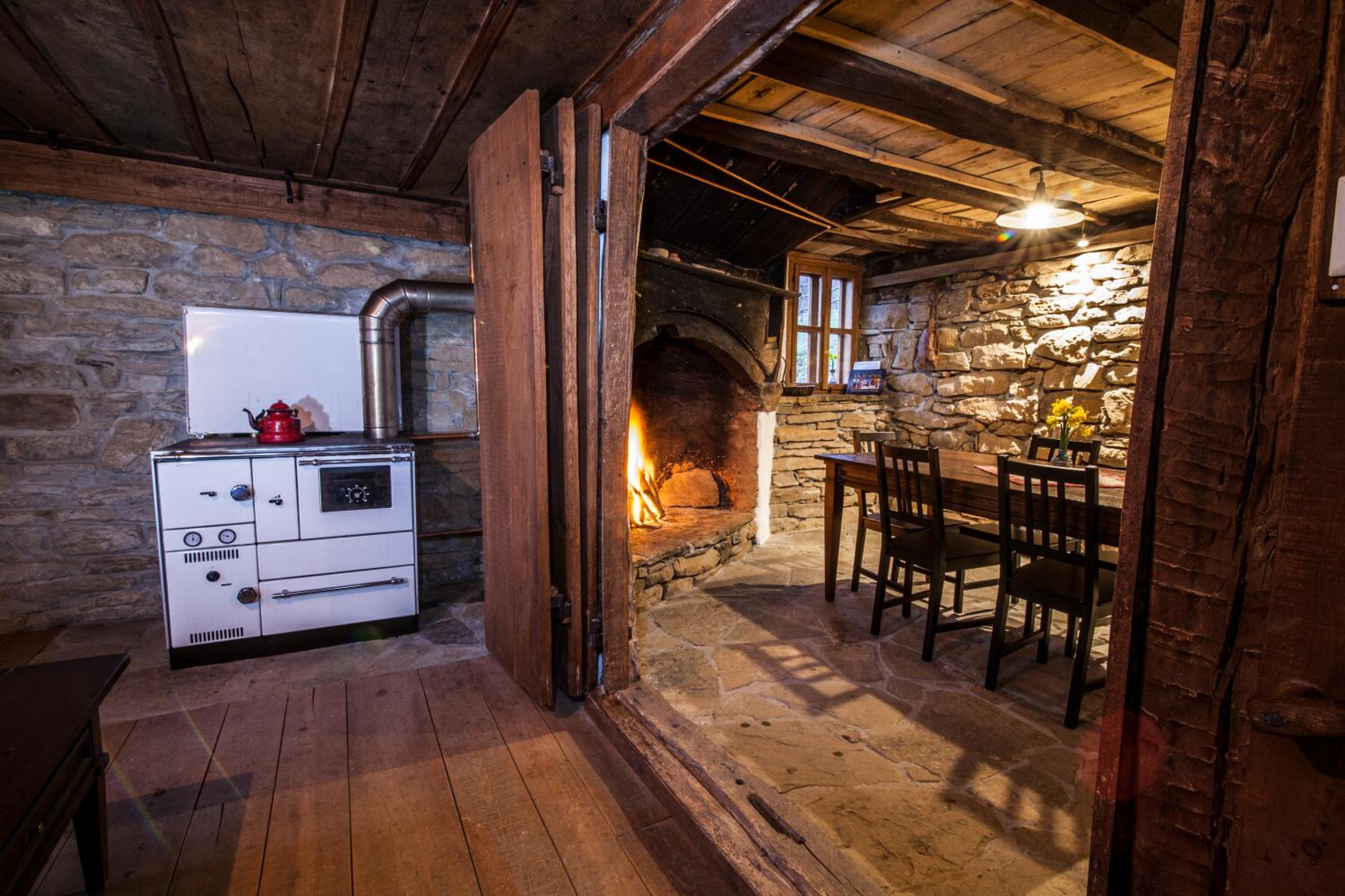 Authentic House with Stunning Mountain View - Karashka