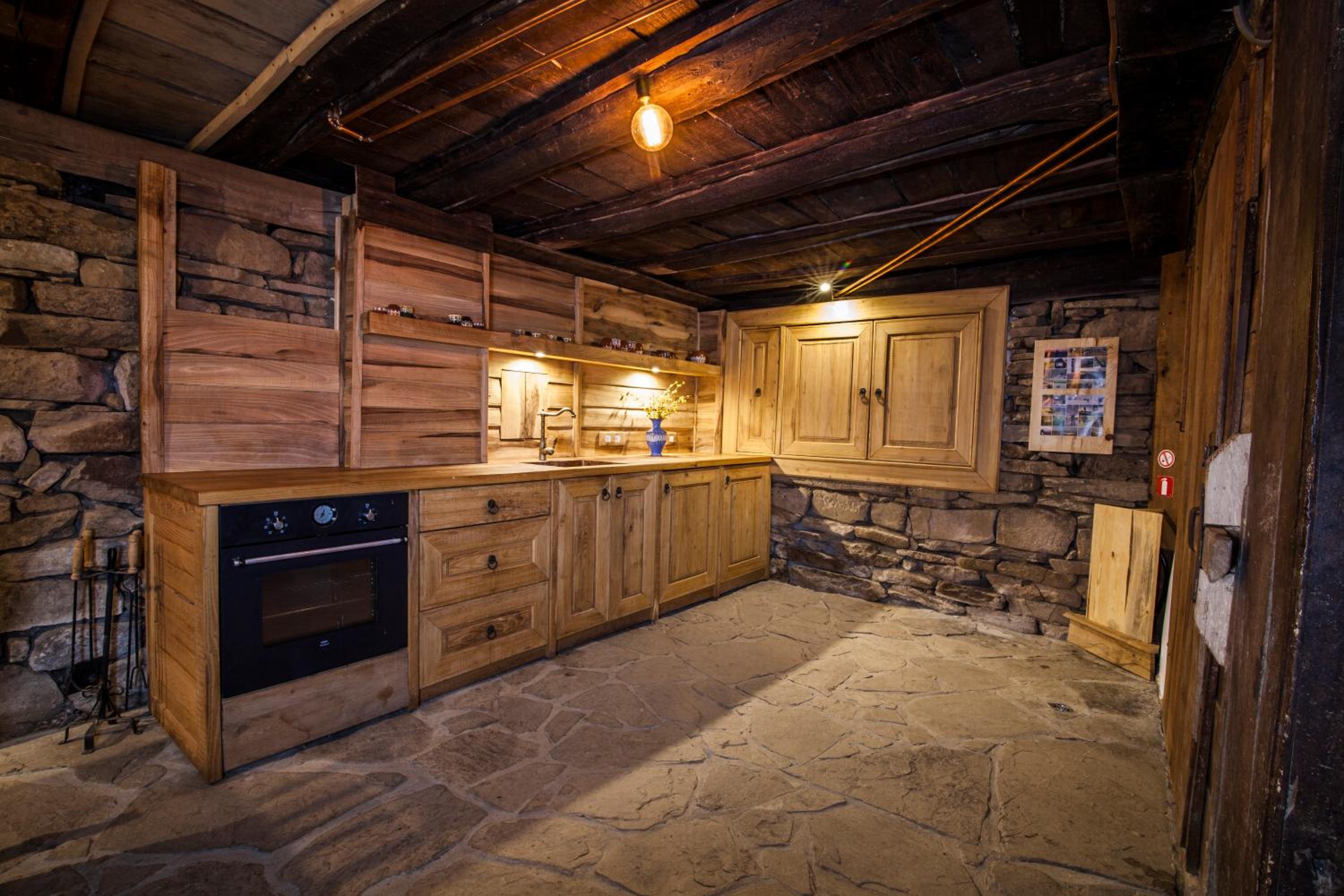 Authentic House with Stunning Mountain View - Karashka