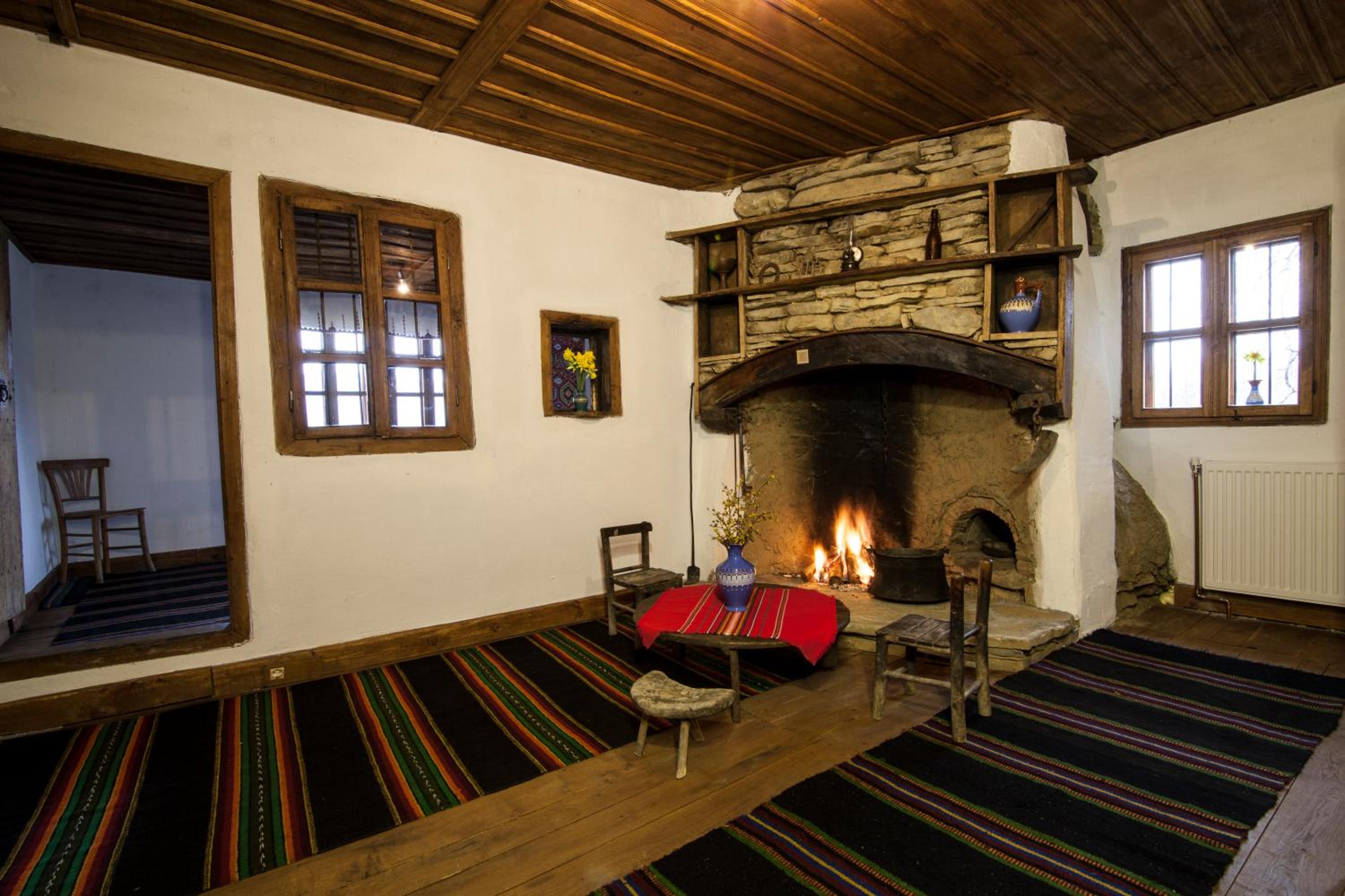 Authentic House with Stunning Mountain View - Karashka